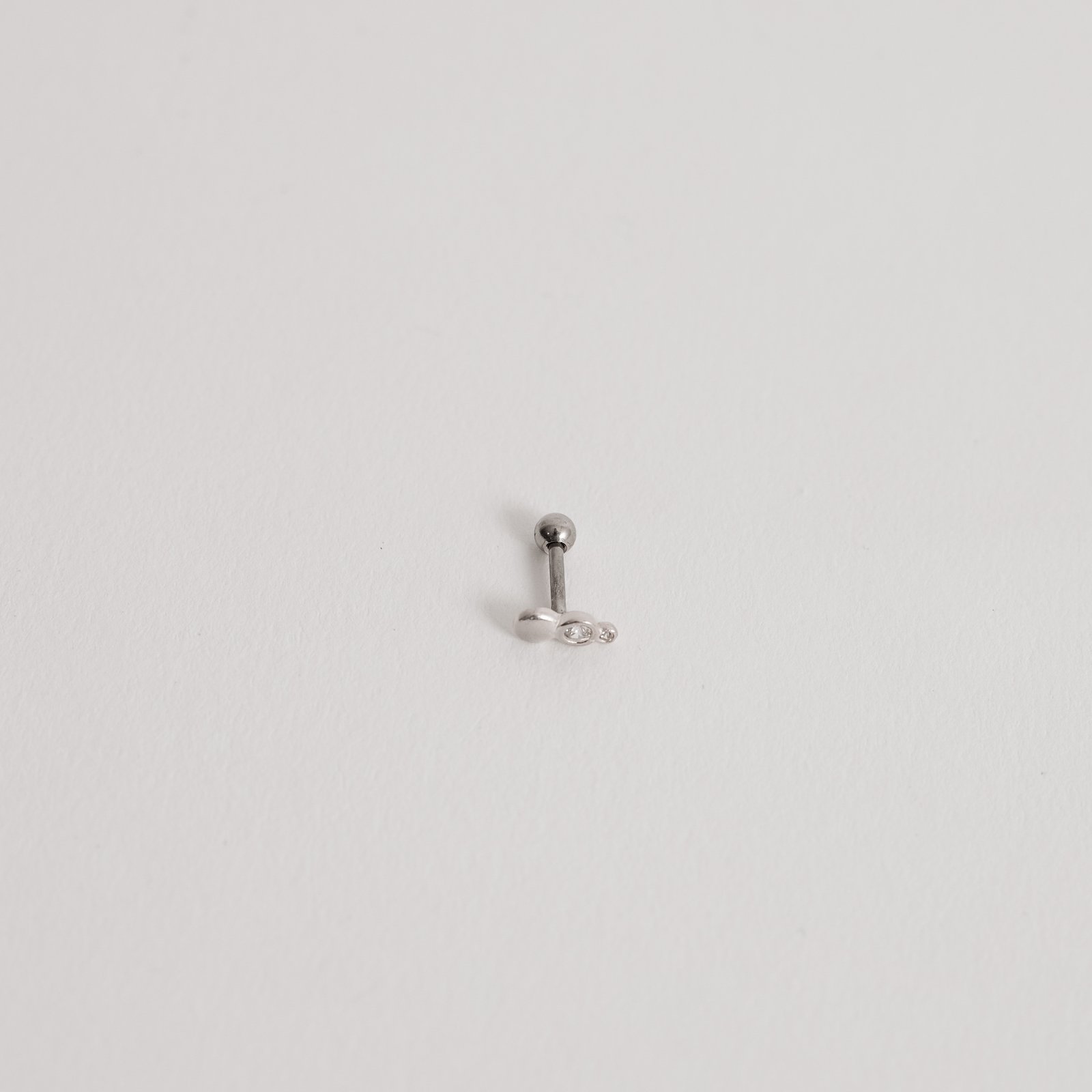 Piercing haste círculos com zircônias 7mm orelha direita