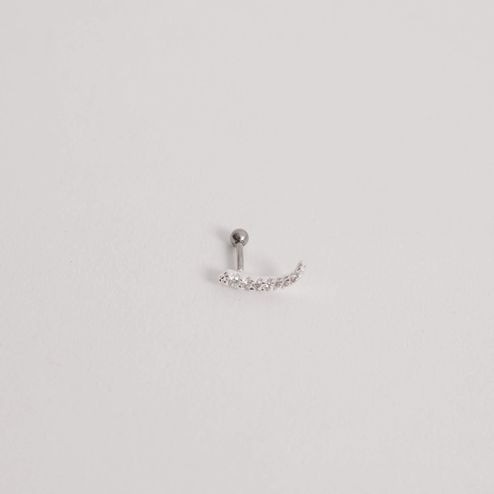 Piercing haste vírgula cravejada 14mm orelha direita