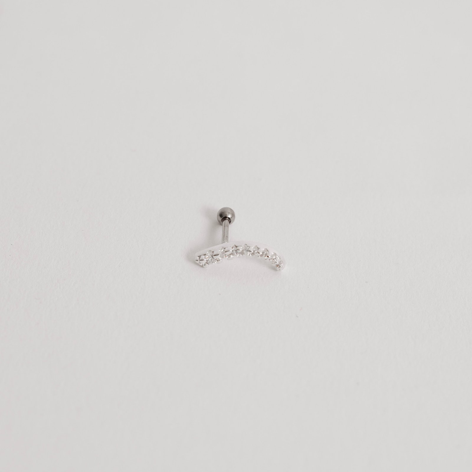 Piercing haste vírgula cravejada 14mm orelha esquerda