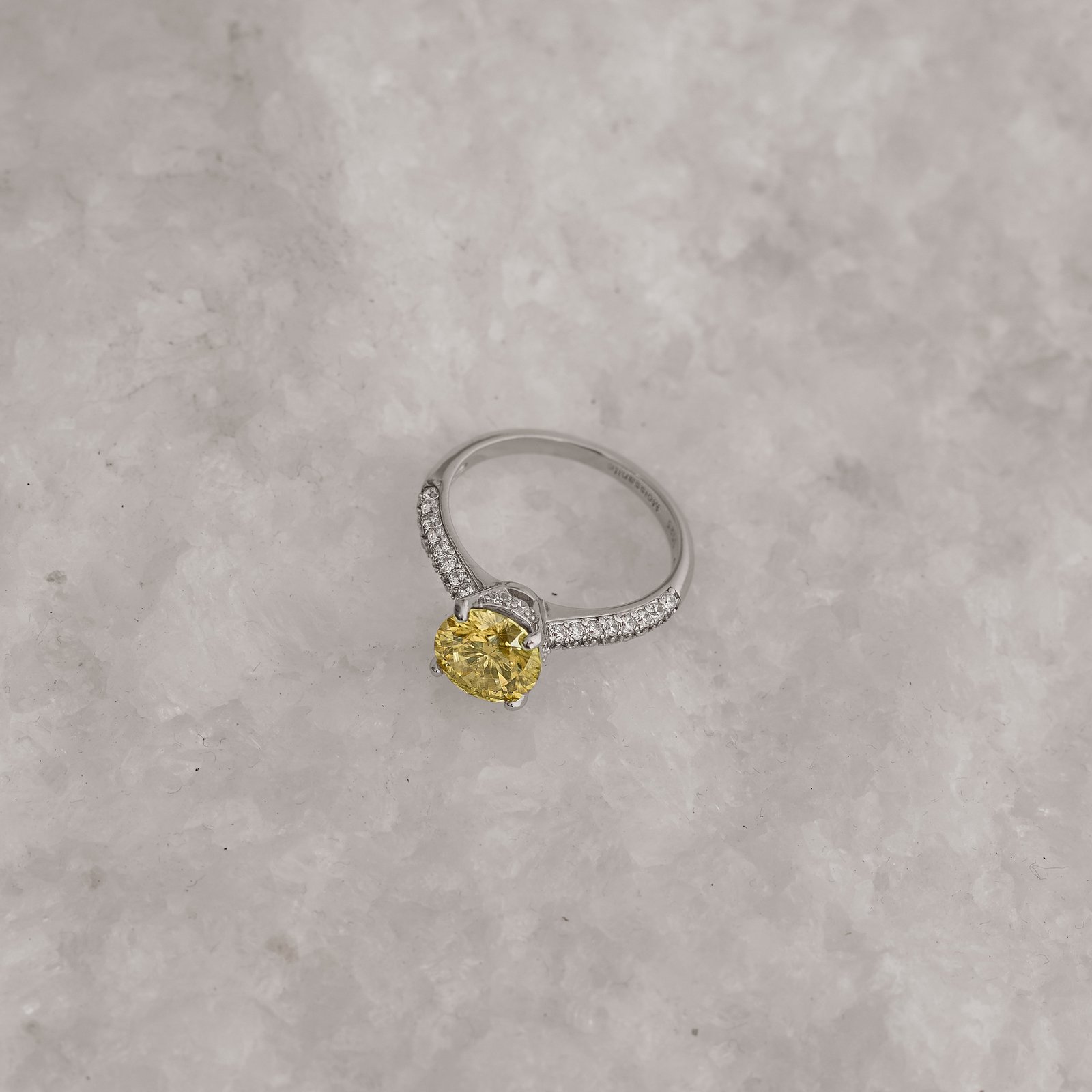 Anel solitário moissanite Yellow Fancy 7.5mm com cravejado ródio