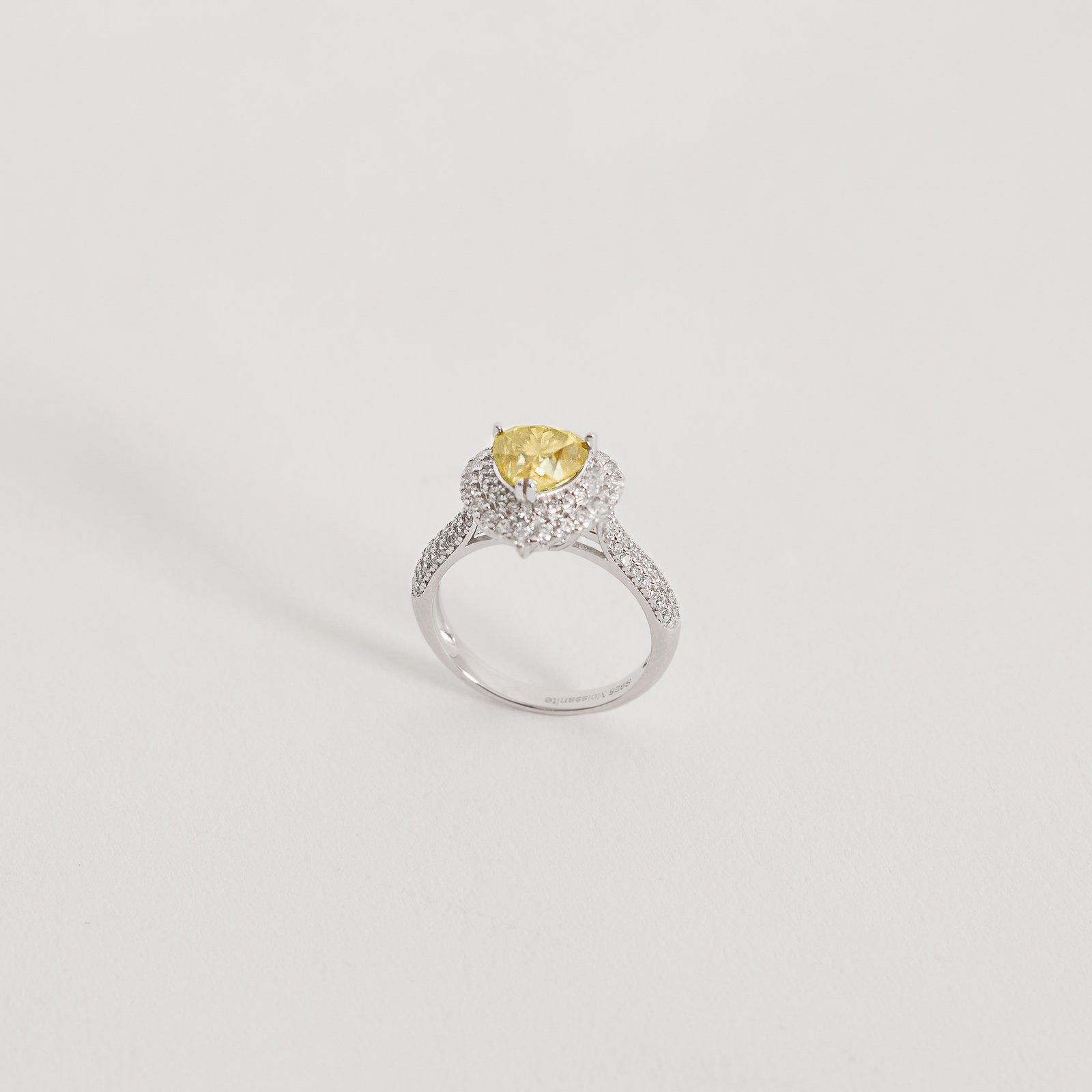 Anel moissanite coração Yellow Fancy 7mm com cravejado ródio