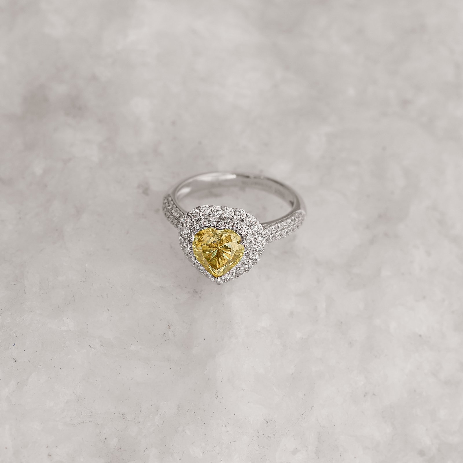 Anel moissanite coração Yellow Fancy 7mm com cravejado ródio