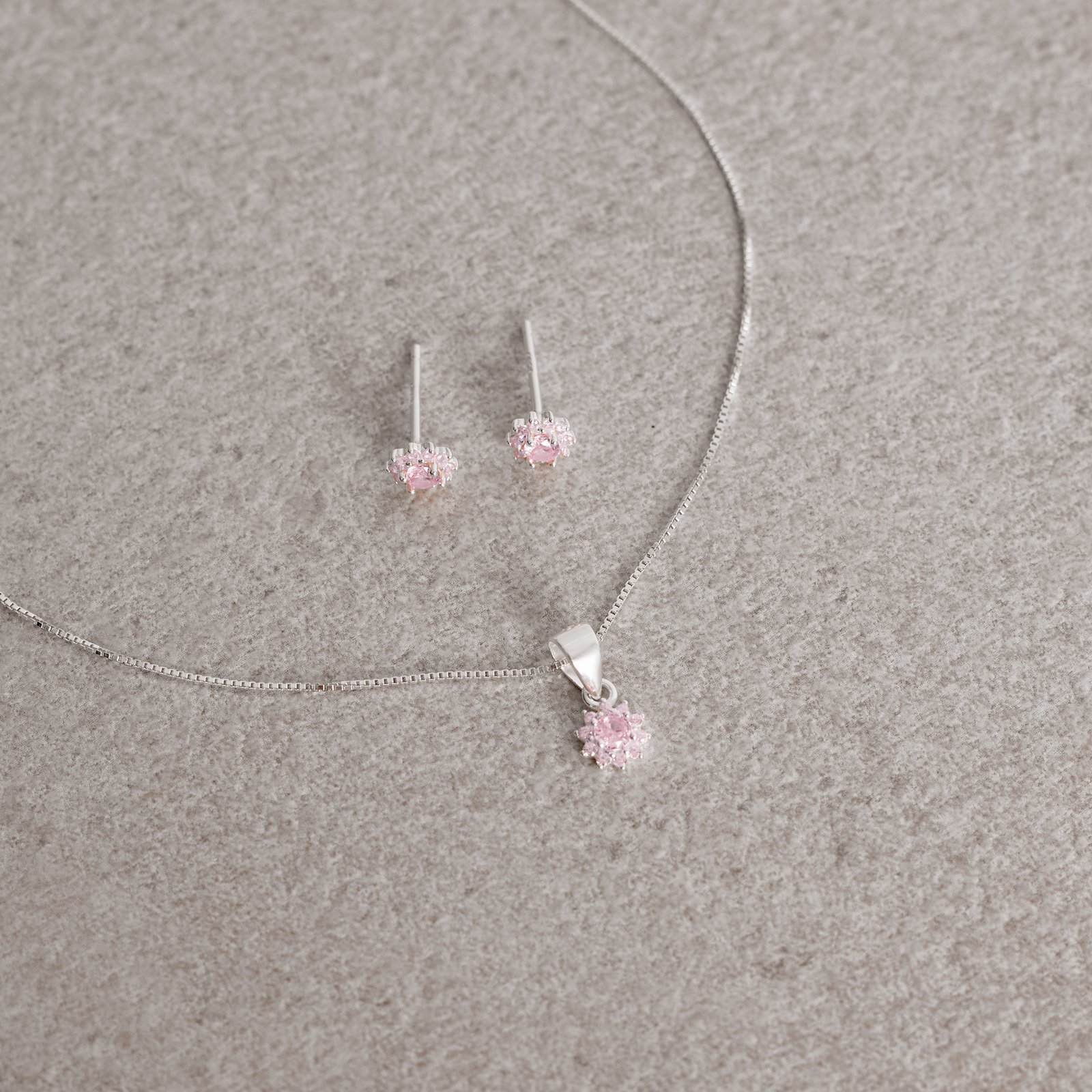Conjunto brinco e colar flor cravejada rosa claro 6mm 40cm