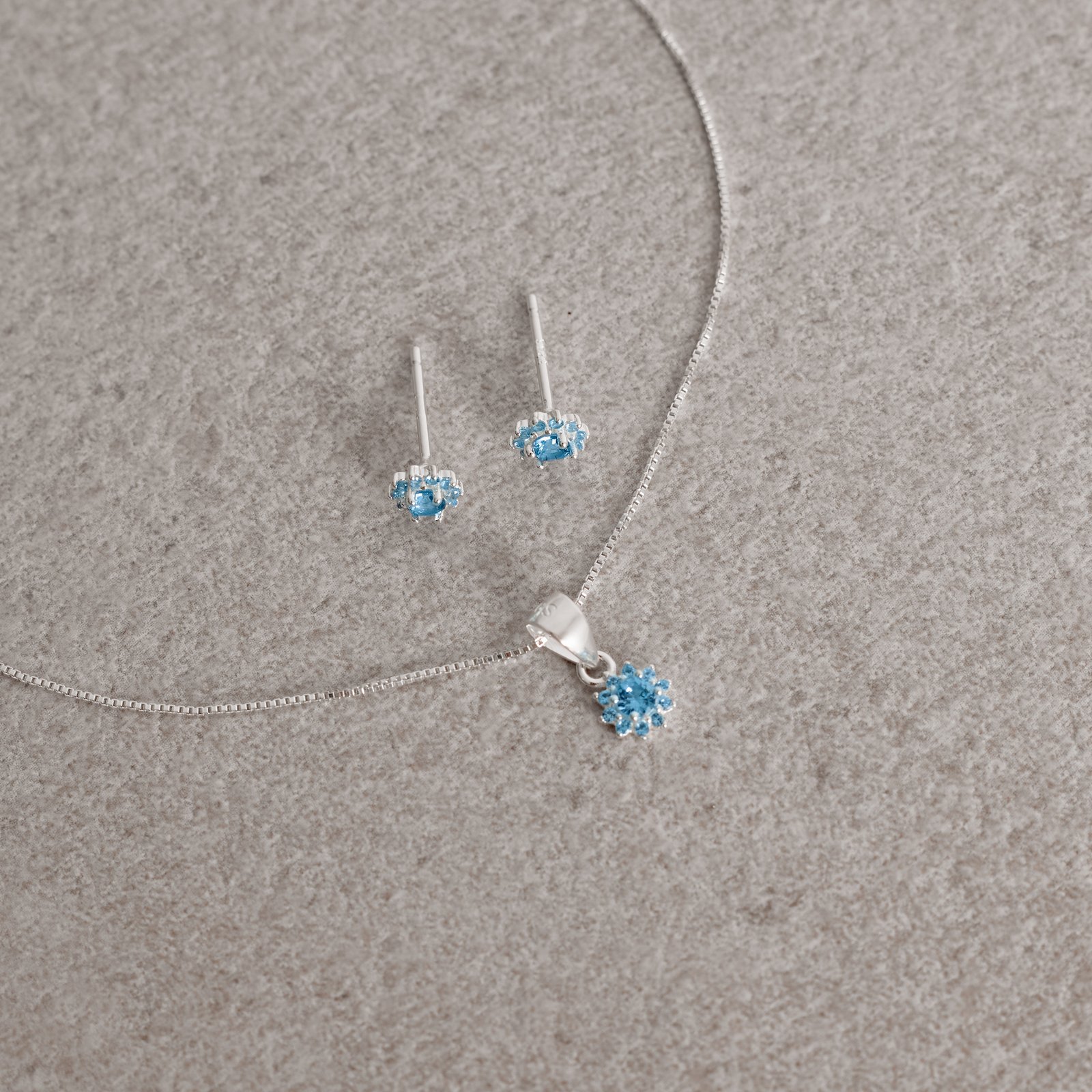 Conjunto brinco e colar flor cravejada azul 6mm 40cm
