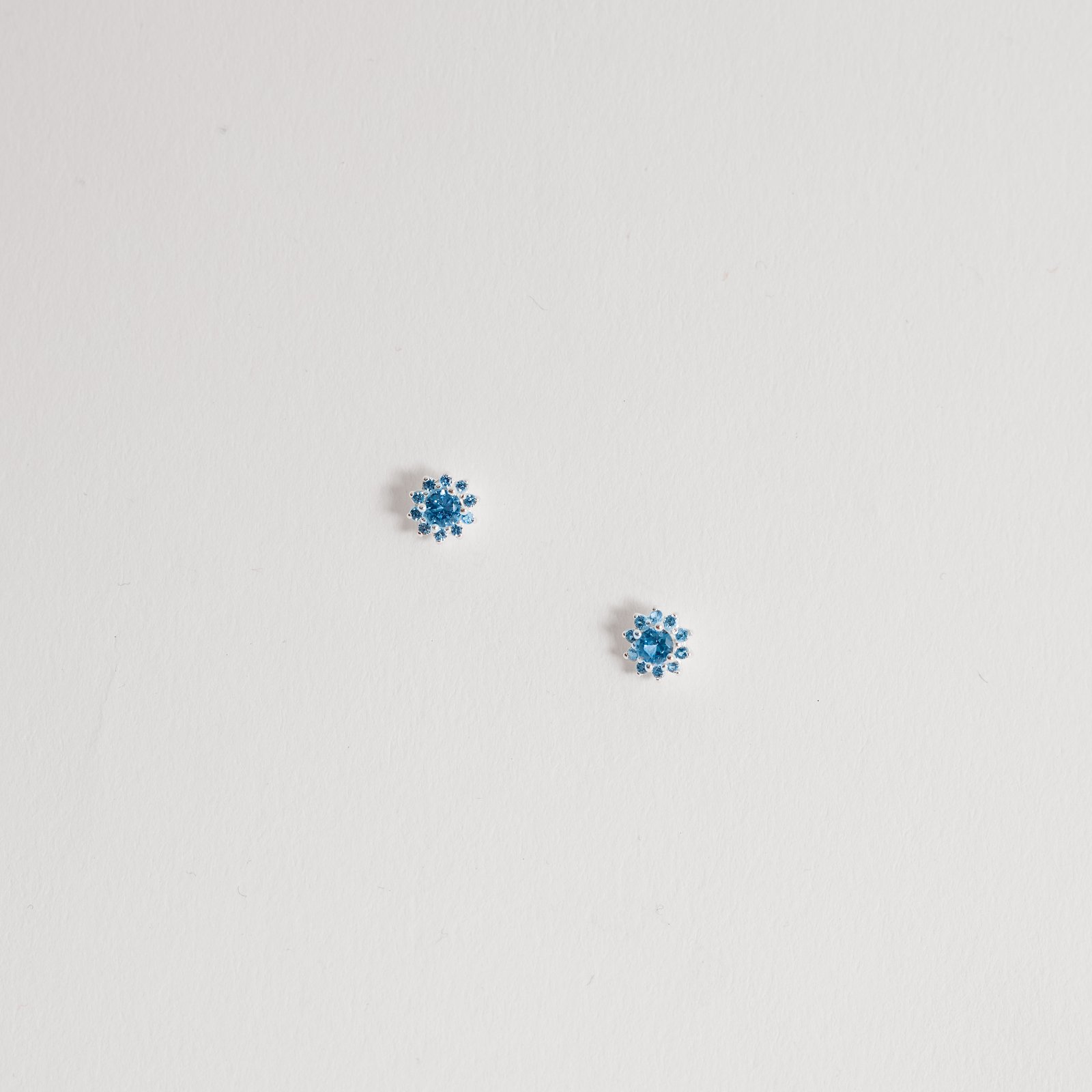 Conjunto brinco e colar flor cravejada azul 6mm 40cm