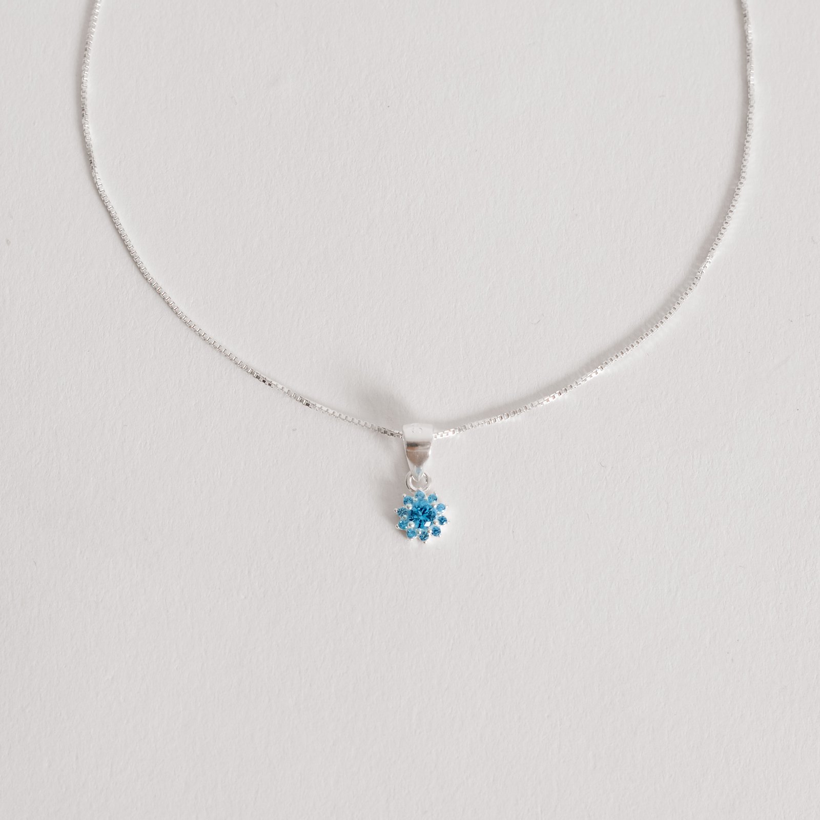 Conjunto brinco e colar flor cravejada azul 6mm 40cm