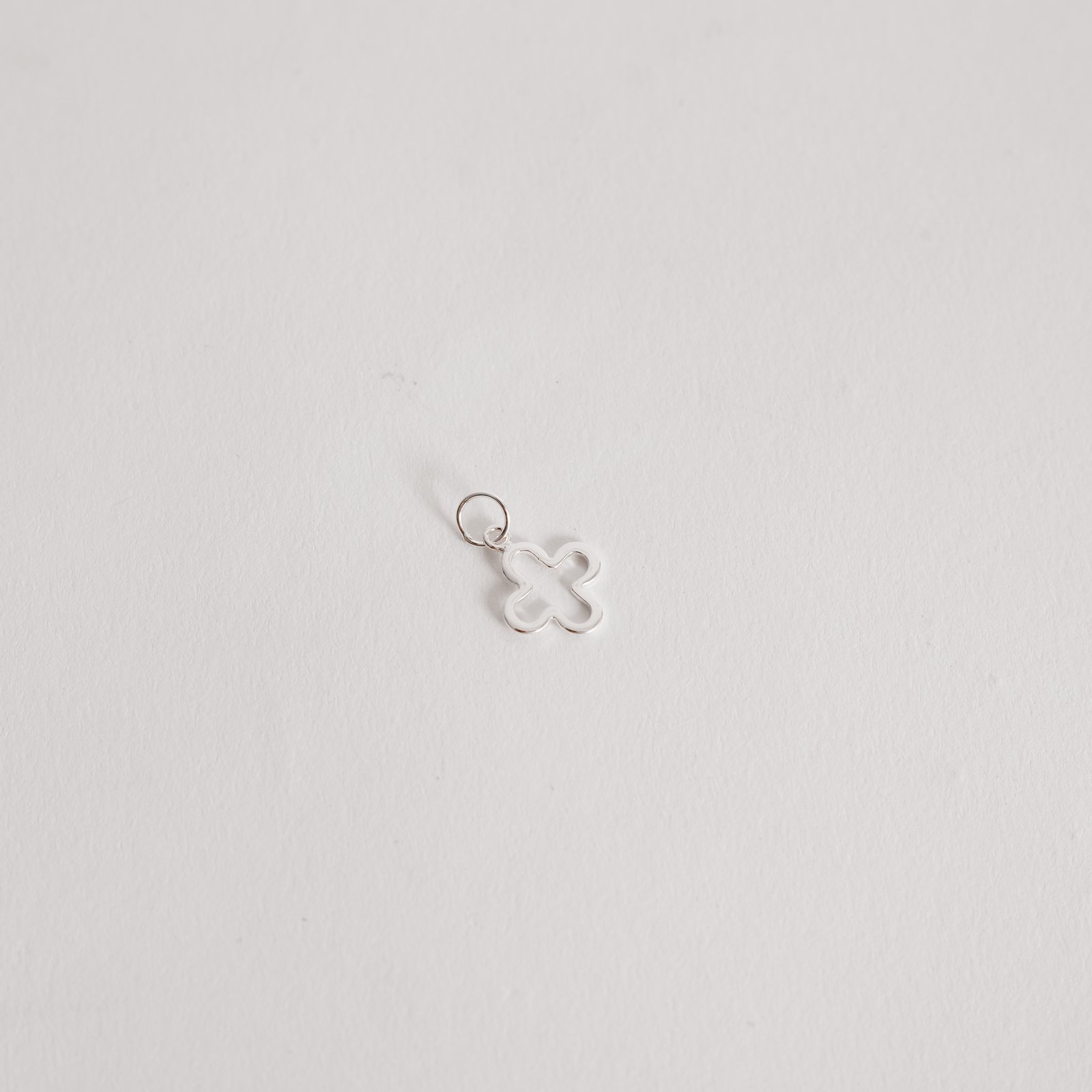 Pingente trevo vazado 11mm