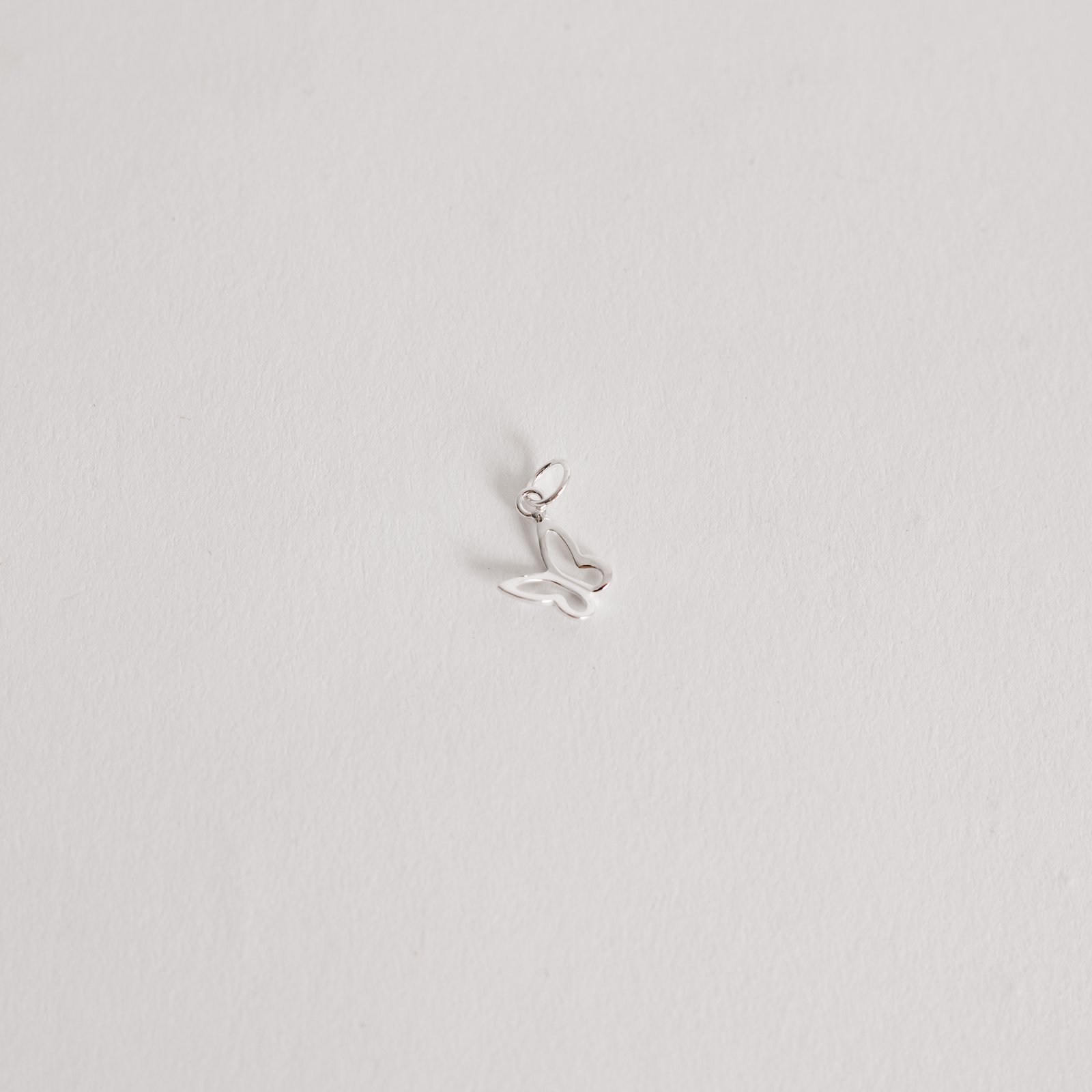 Pingente borboleta vazada de lado 8mm