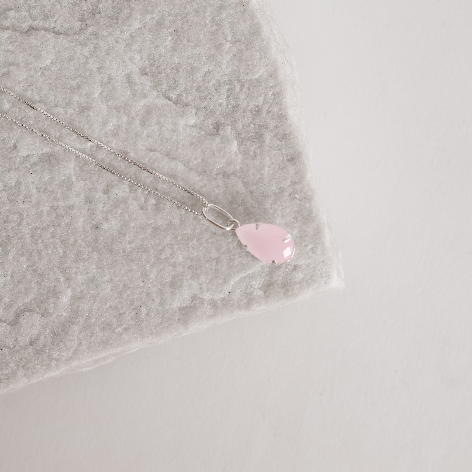 Colar pingente zircônia gota rosa leitoso 12mm 45cm