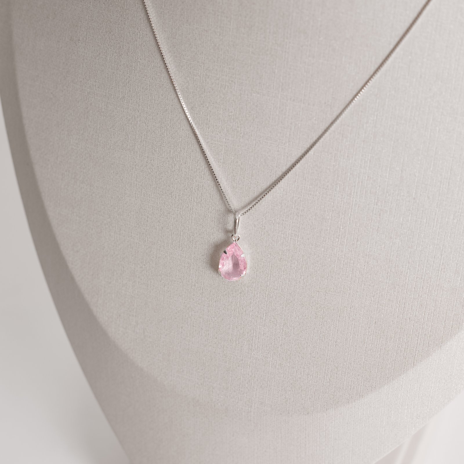 Colar pingente zircônia gota rosa 12mm 45cm