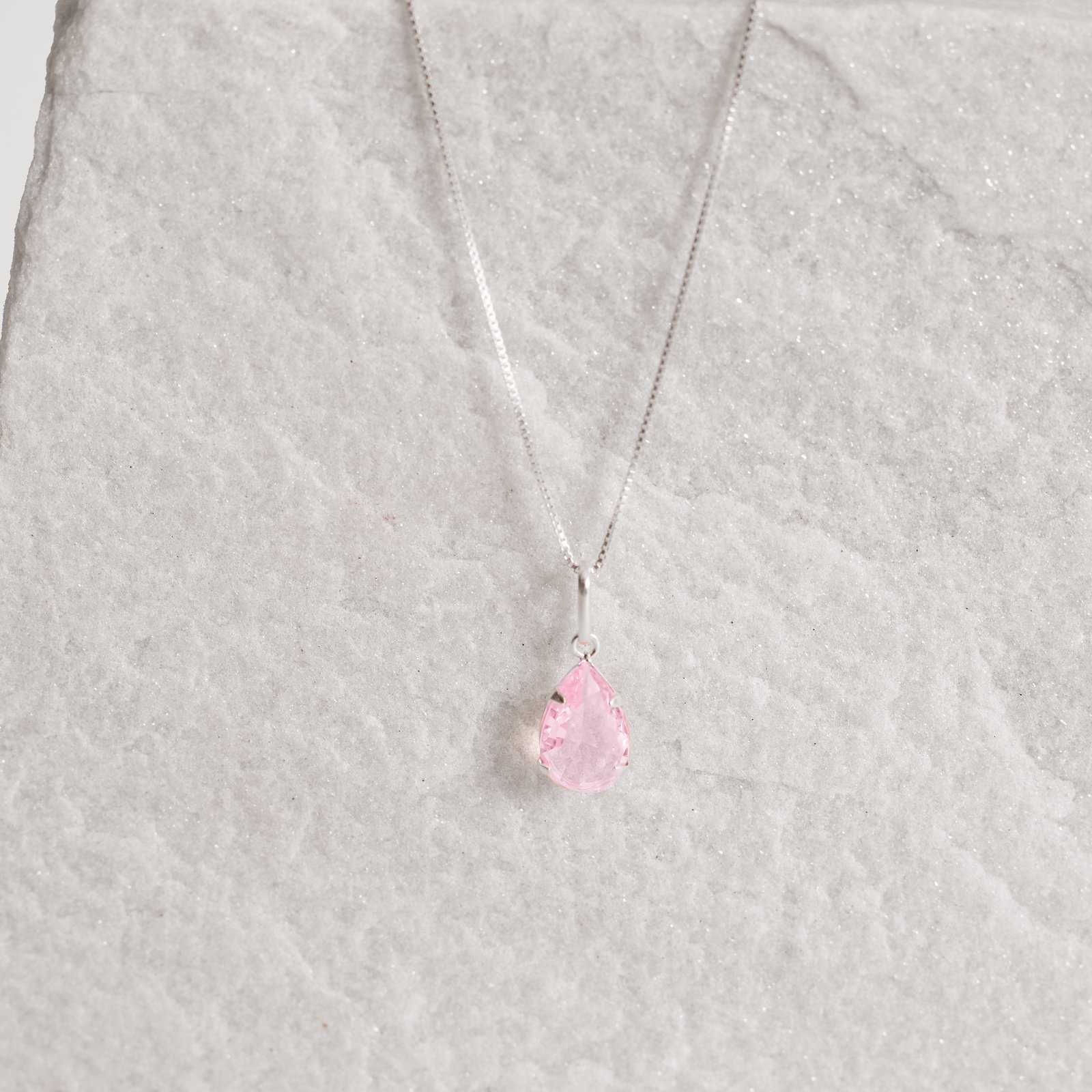 Colar pingente zircônia gota rosa 12mm 45cm