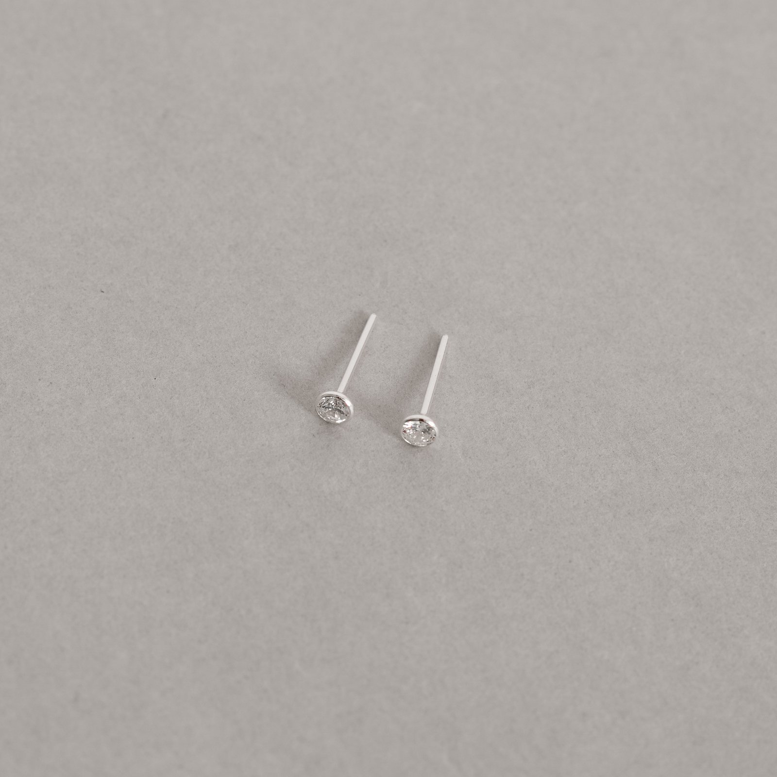 Brinco zircônia redonda cristal embutida 3mm