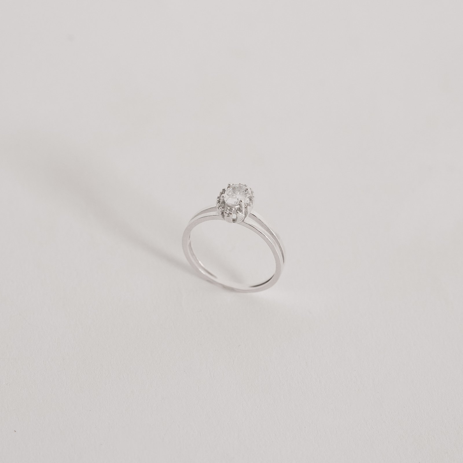 Anel fio duplo solitário oval com cravejado