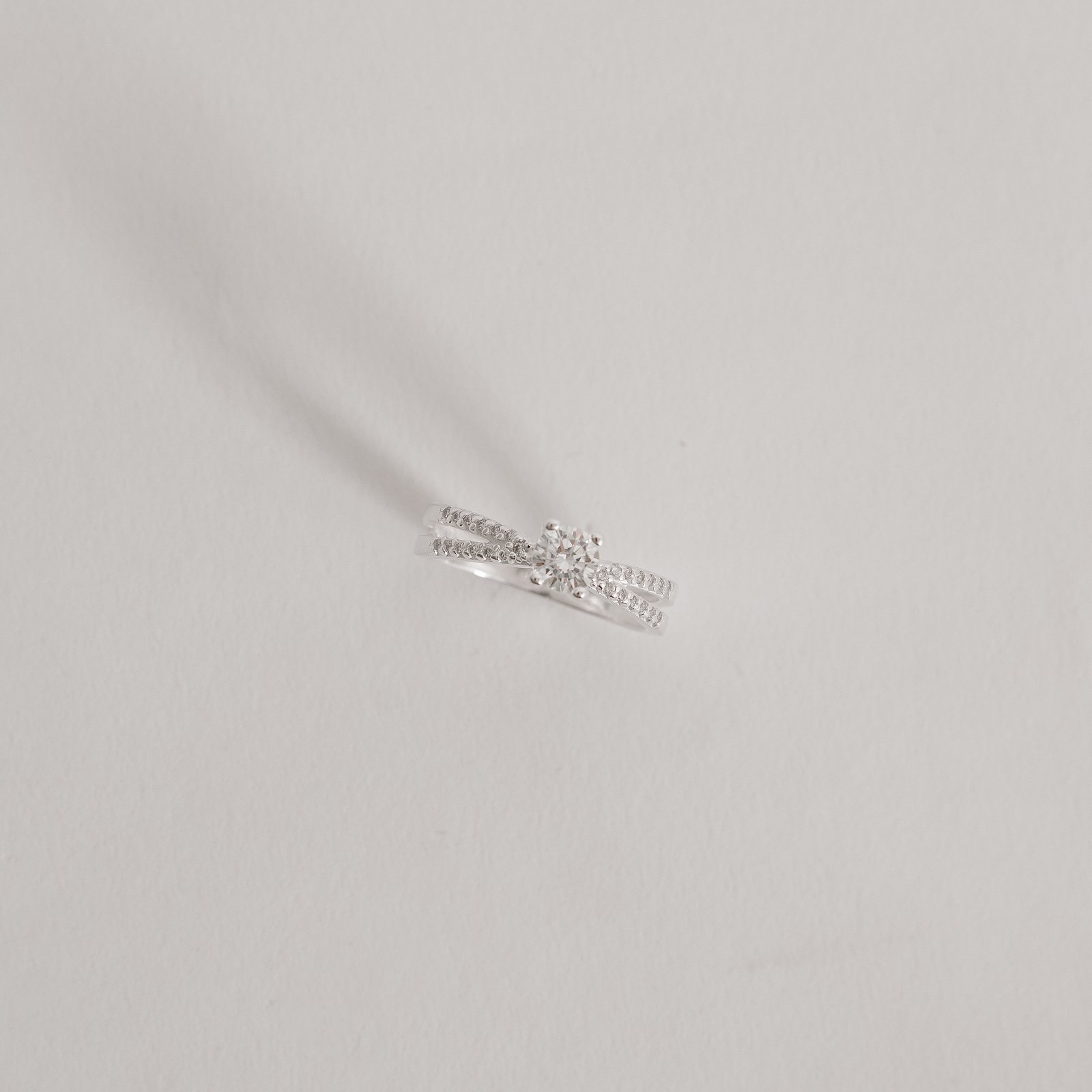 Anel solitário 5mm fio duplo cravejado