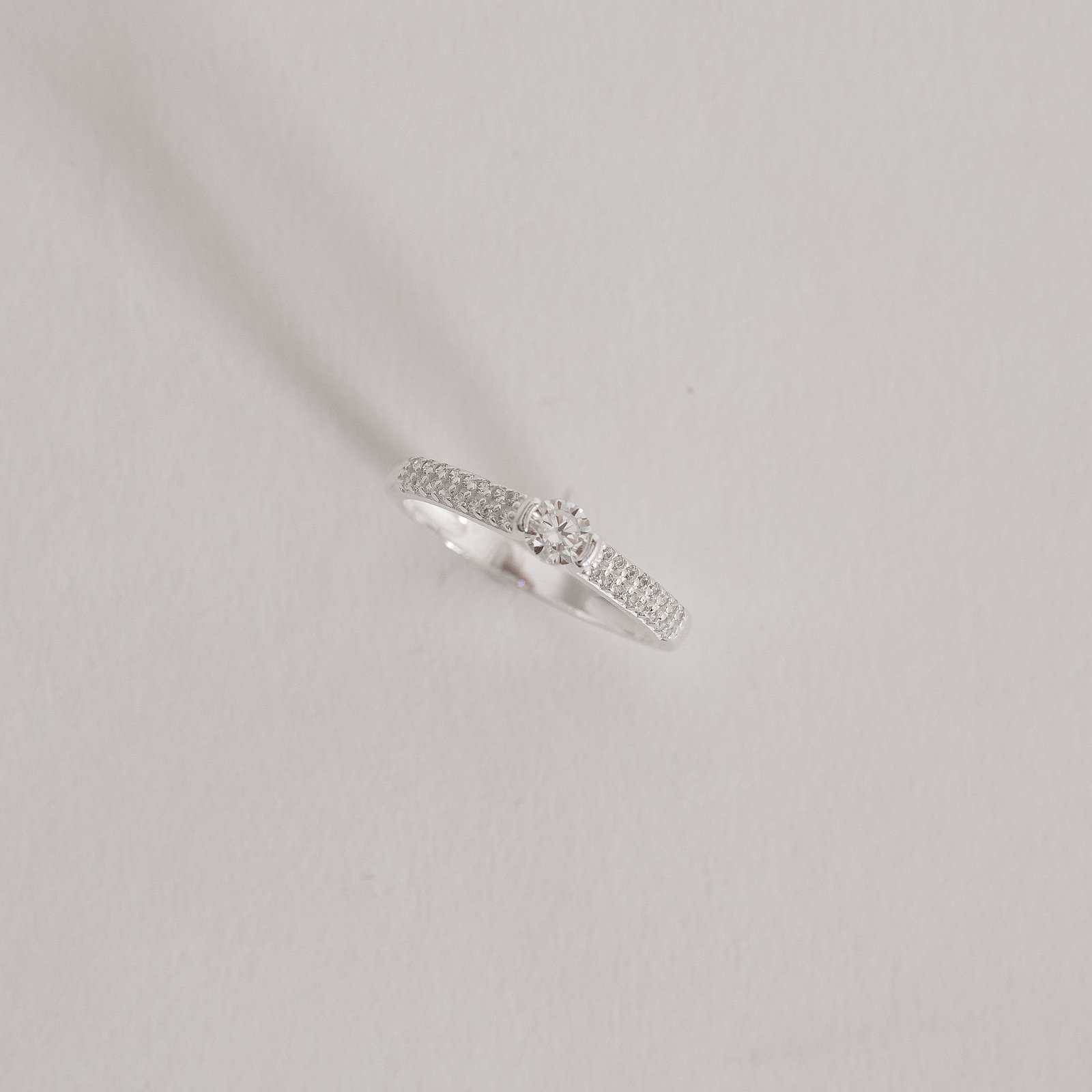 Anel solitário 4mm com duplo cravejado