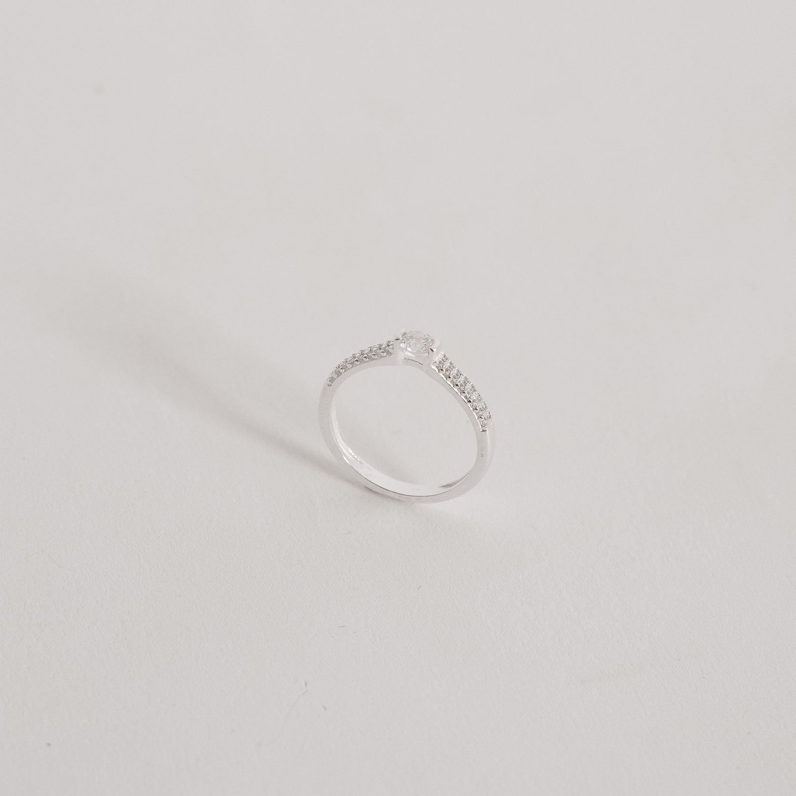 Anel solitário 4mm com duplo cravejado