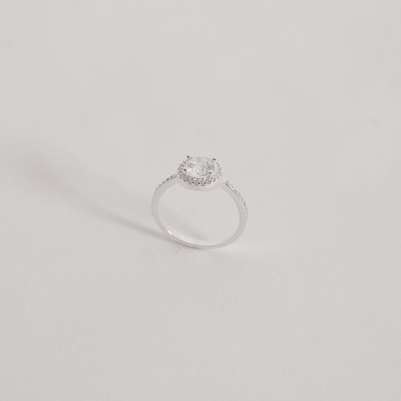 Anel zircônia redonda 6mm com cravejado cristal
