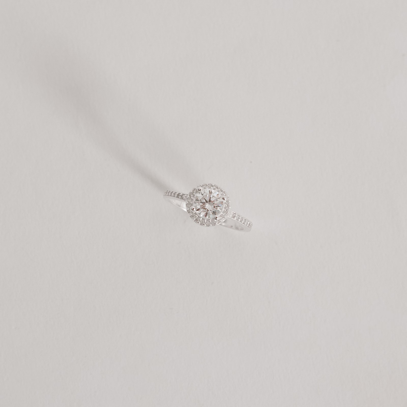 Anel zircônia redonda 6mm com cravejado cristal