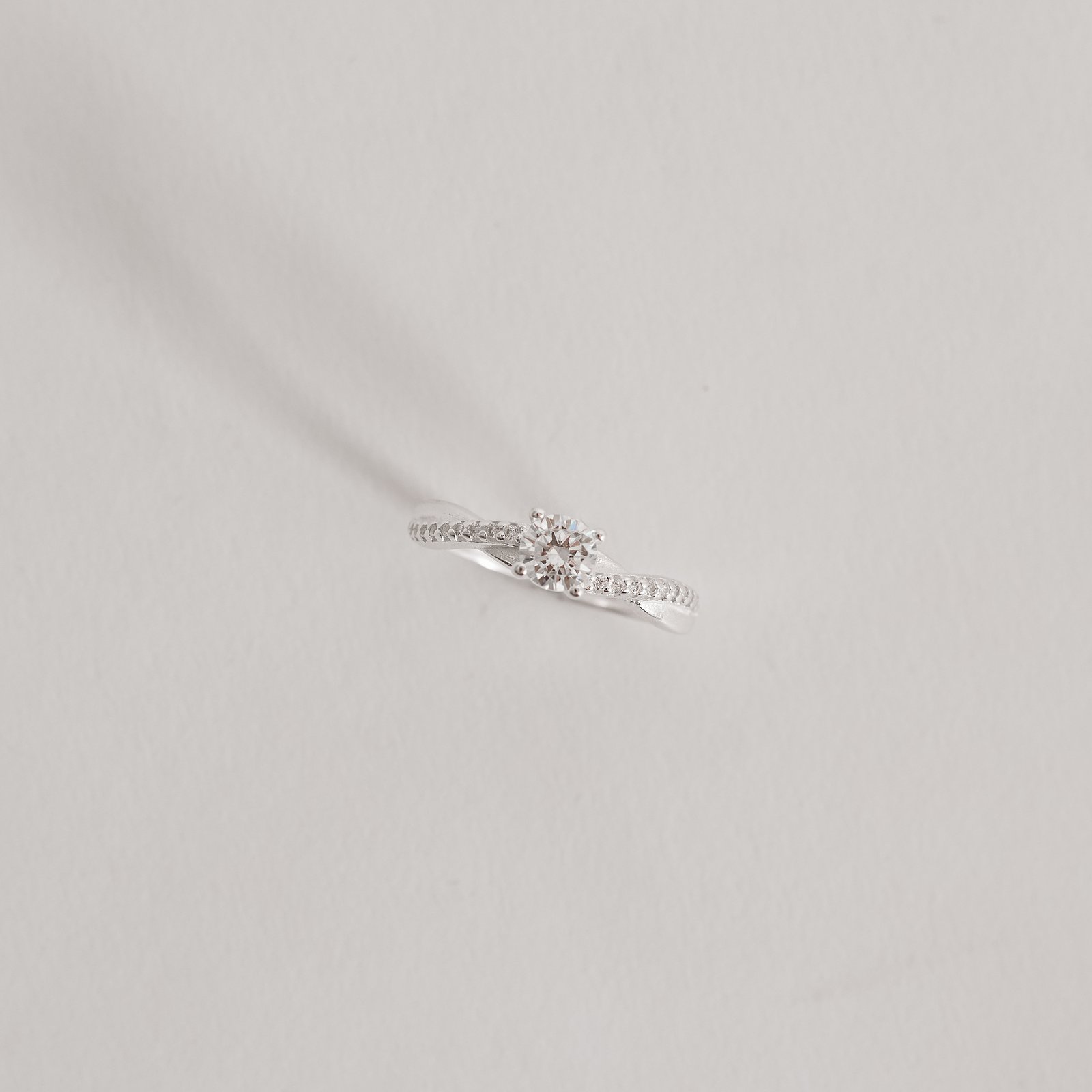 Anel solitário 5mm com fio trançado cravejado