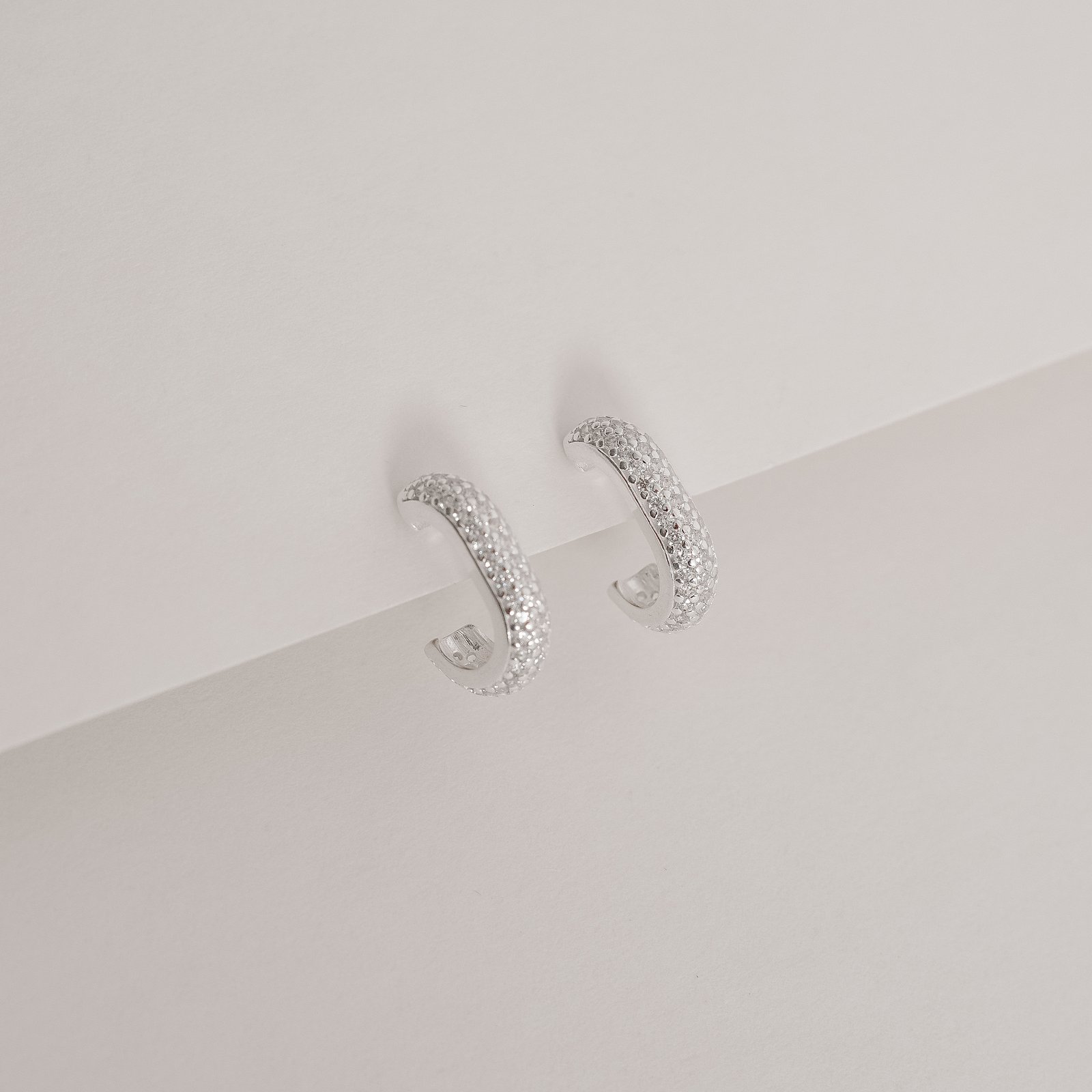 Argola oval triplo cravejado 16mm tarraxa