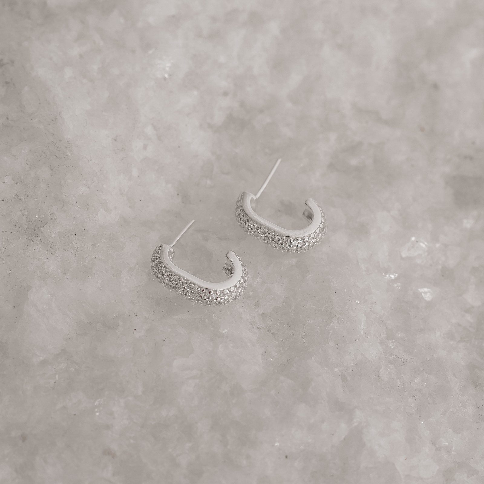 Argola oval triplo cravejado 16mm tarraxa