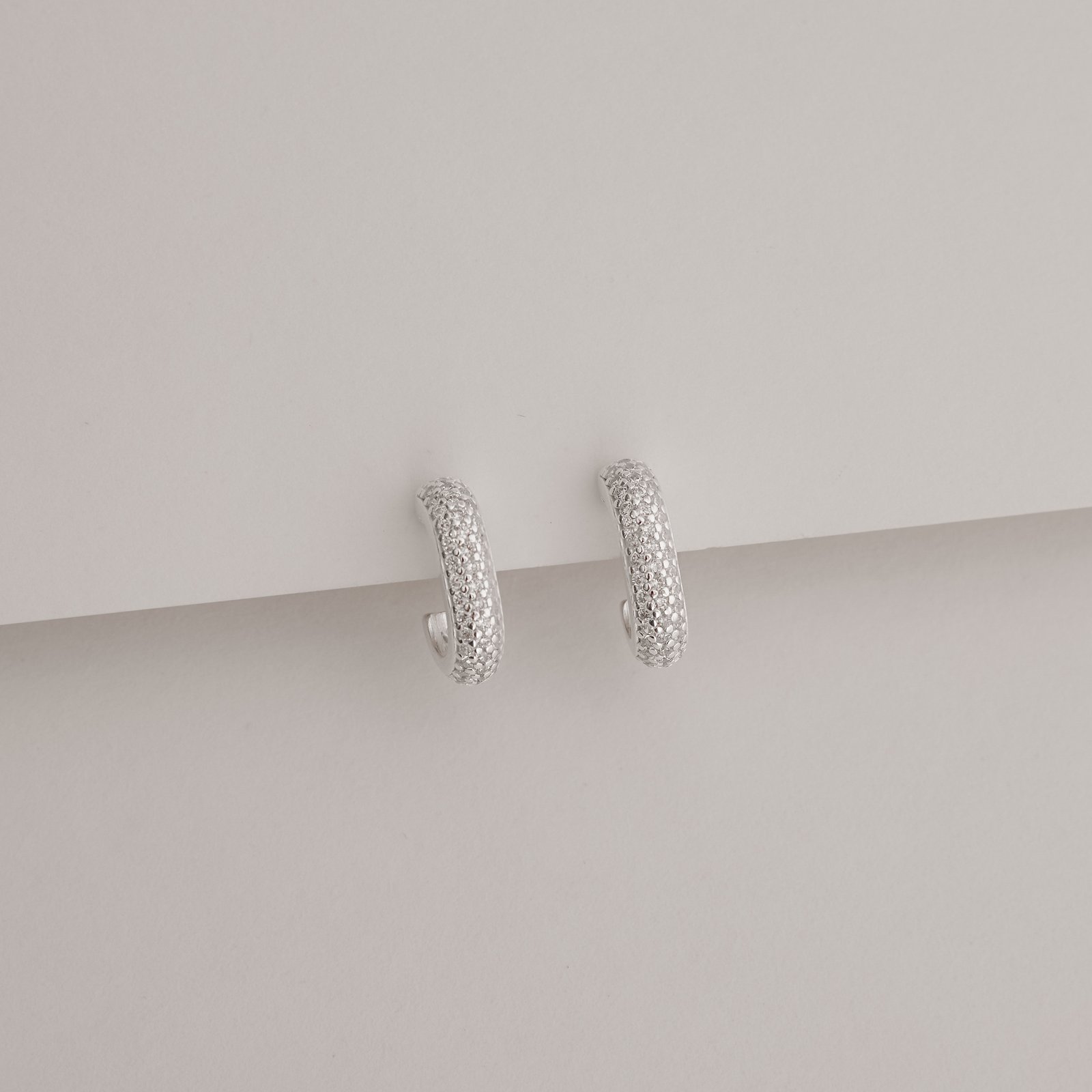 Argola oval triplo cravejado 16mm tarraxa