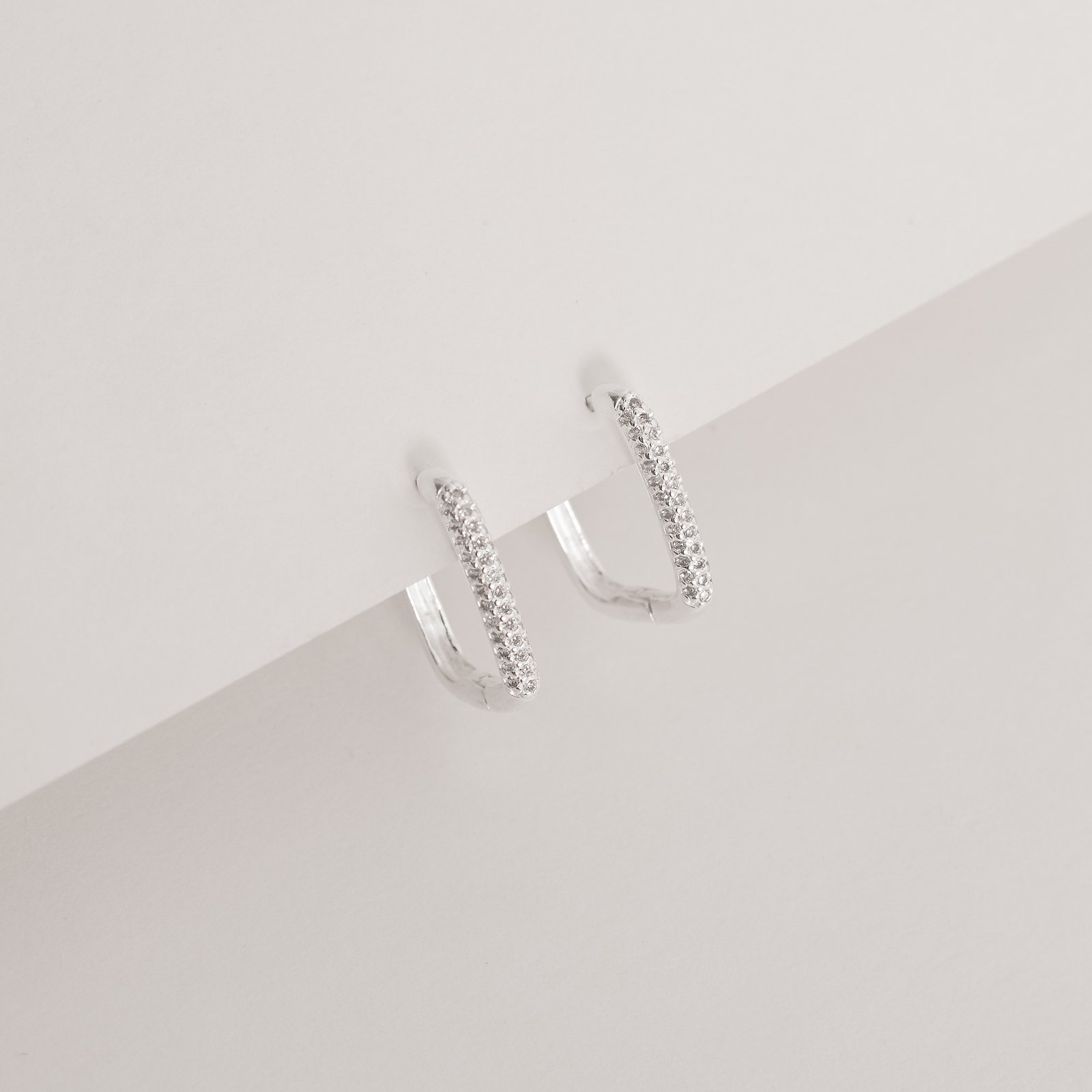 Argola click retangular cravejada 18mm