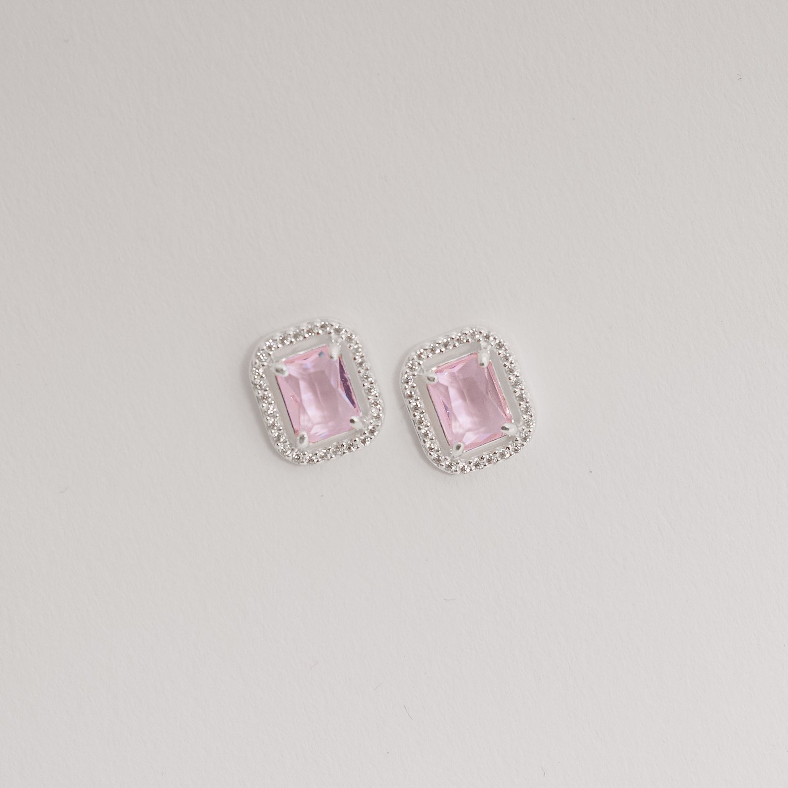 Brinco zircônia retangular rosa com cravejado 13mm