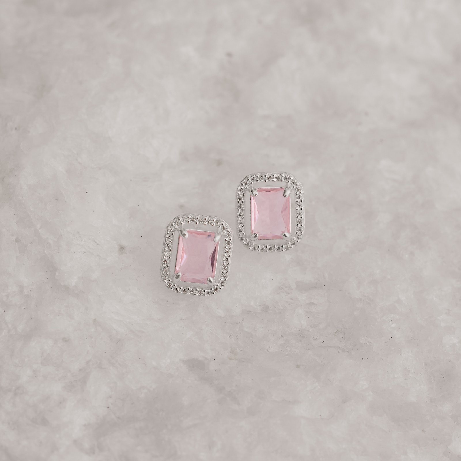 Brinco zircônia retangular rosa com cravejado 13mm