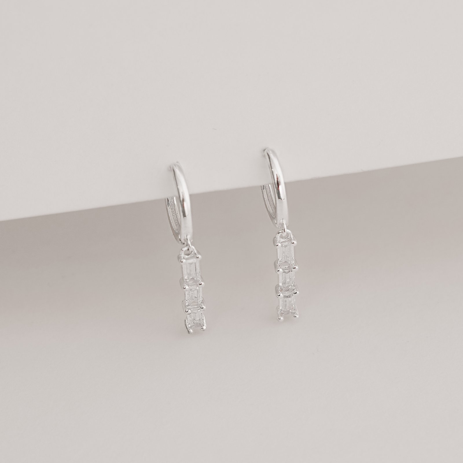 Argola click 12mm pingente zircônias retangulares