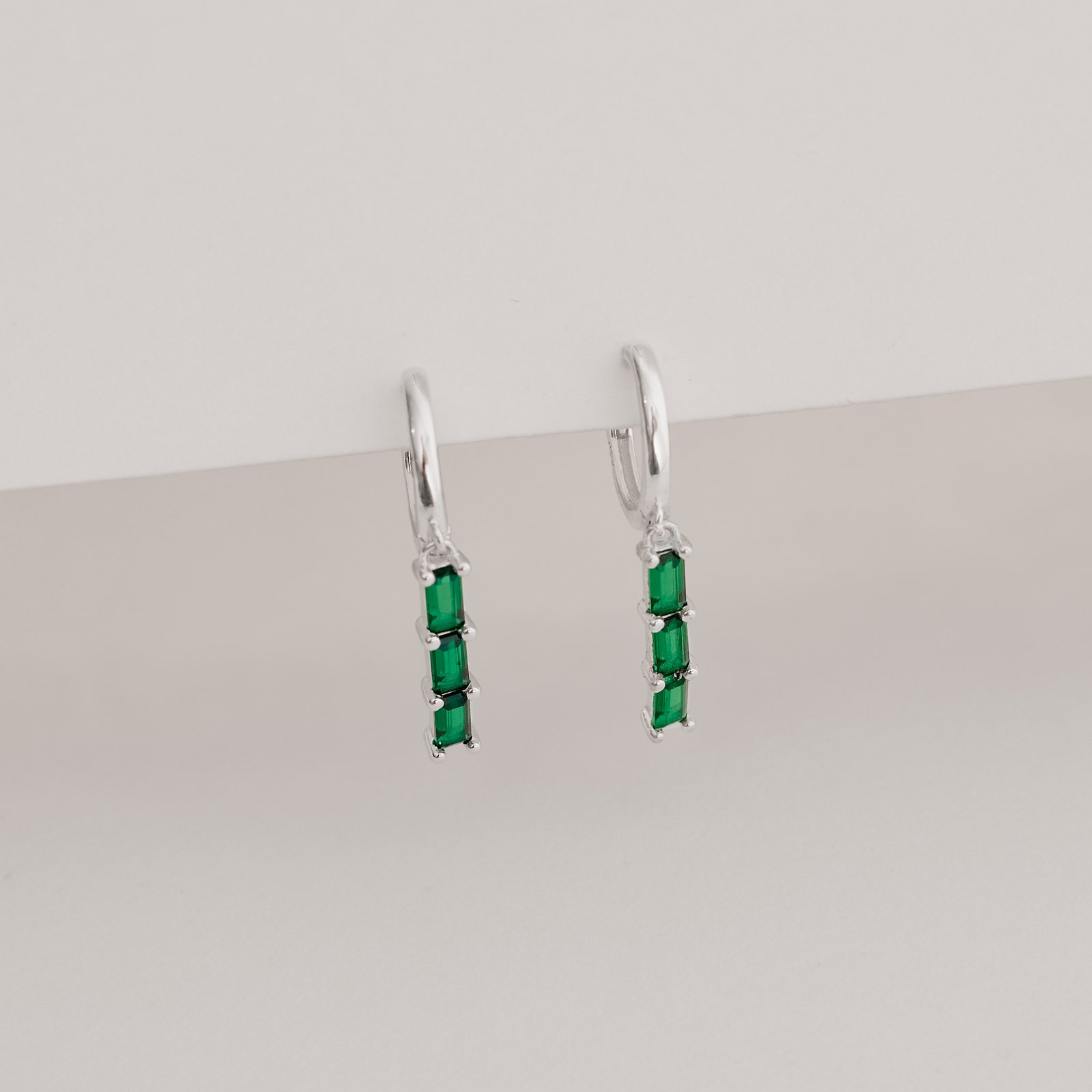 Argola click 12mm pingente zircônias retangulares esmeralda
