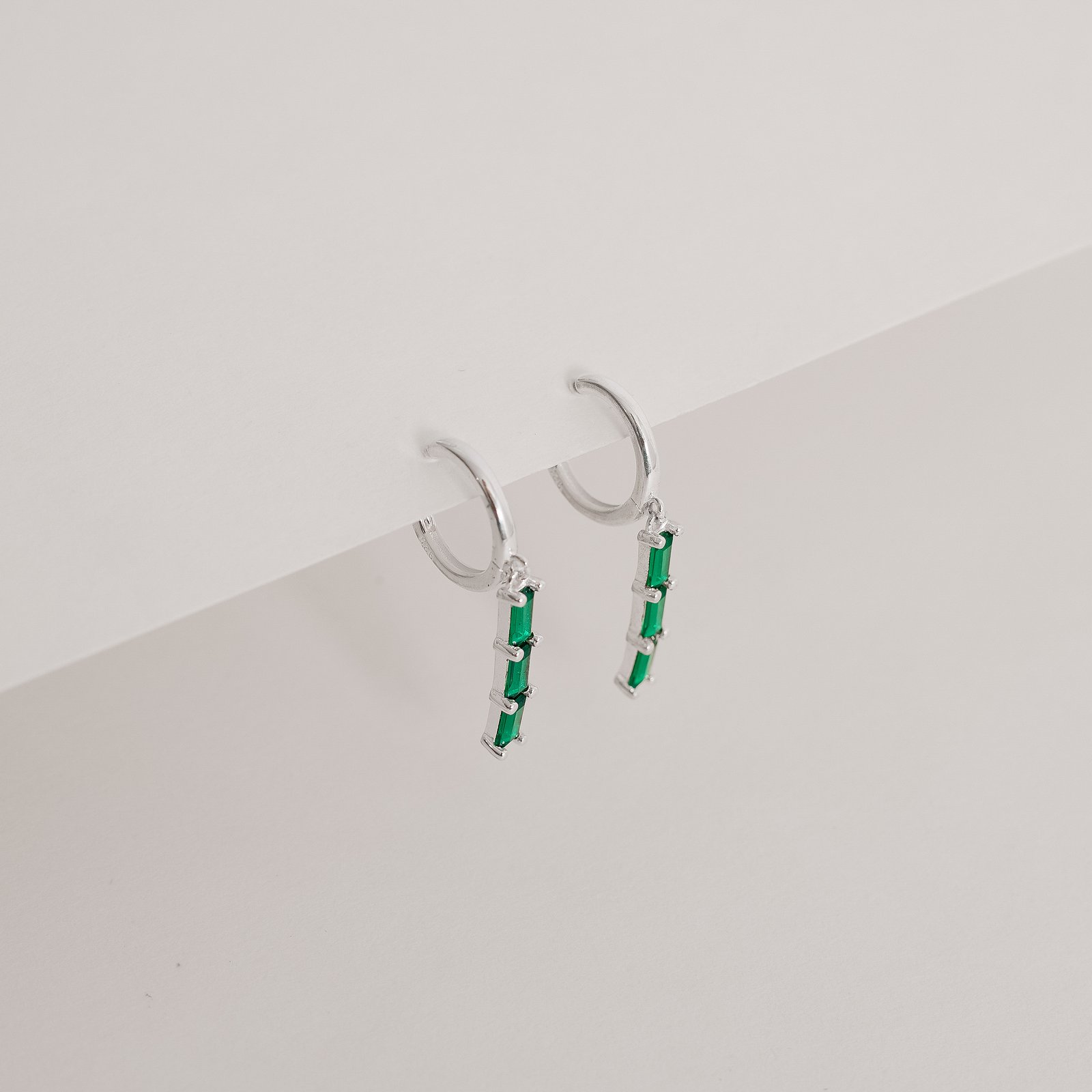 Argola click 12mm pingente zircônias retangulares esmeralda