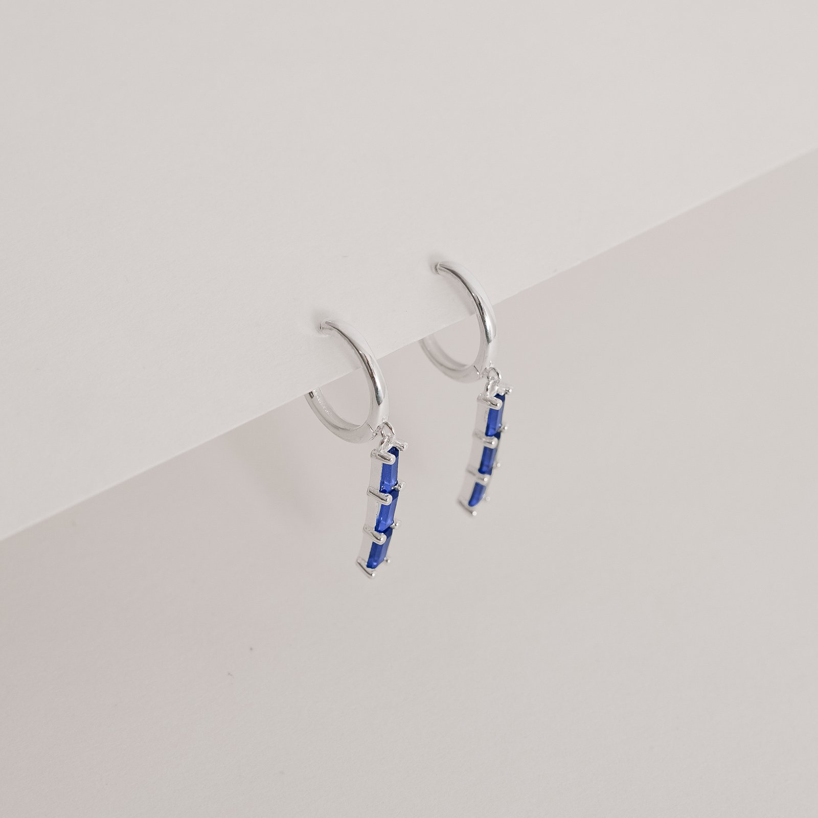 Argola click 12mm pingente zircônias retangulares azul bic