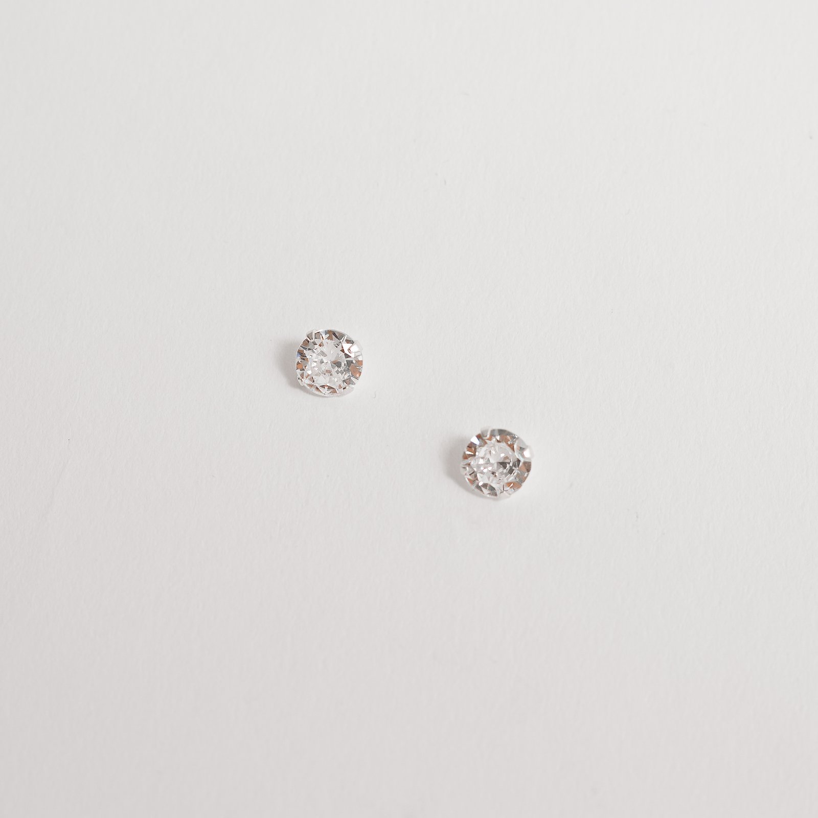 Brinco zircônia redonda cristal 7mm