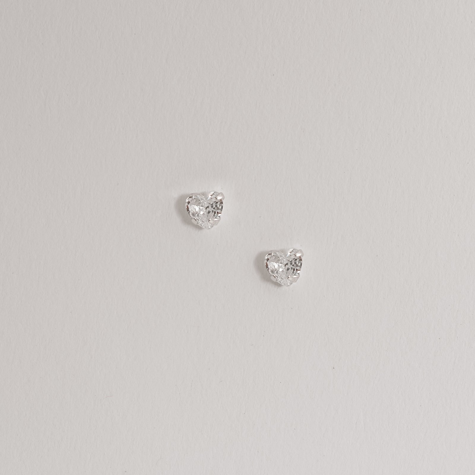 Brinco zircônia coração cristal 5mm