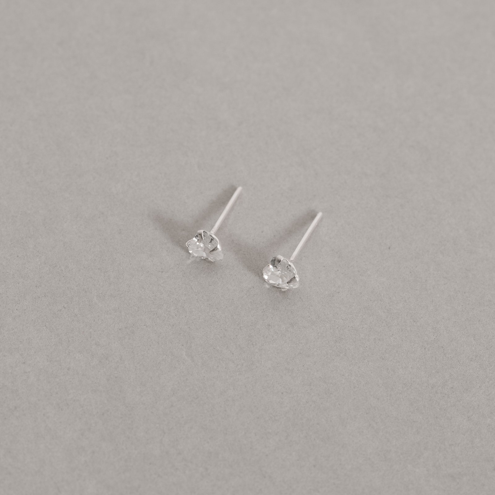 Brinco zircônia coração cristal 5mm