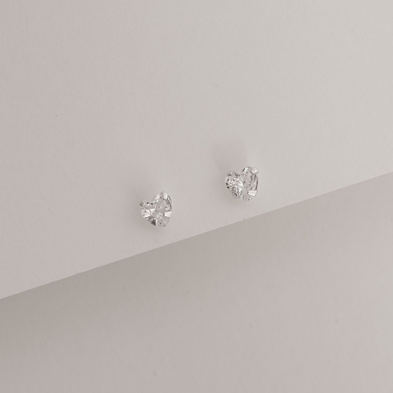 Brinco zircônia coração cristal 5mm