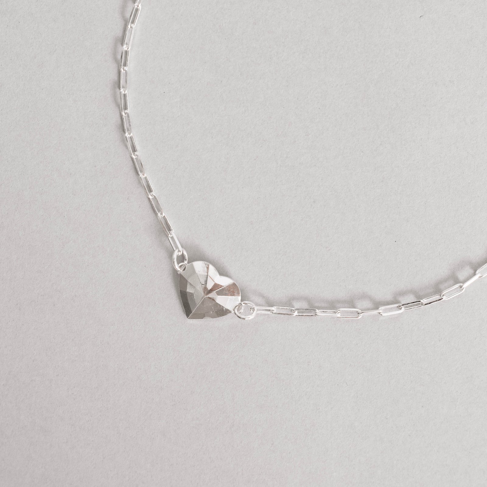 Pulseira entremeio coração facetado 10mm corrente cartier