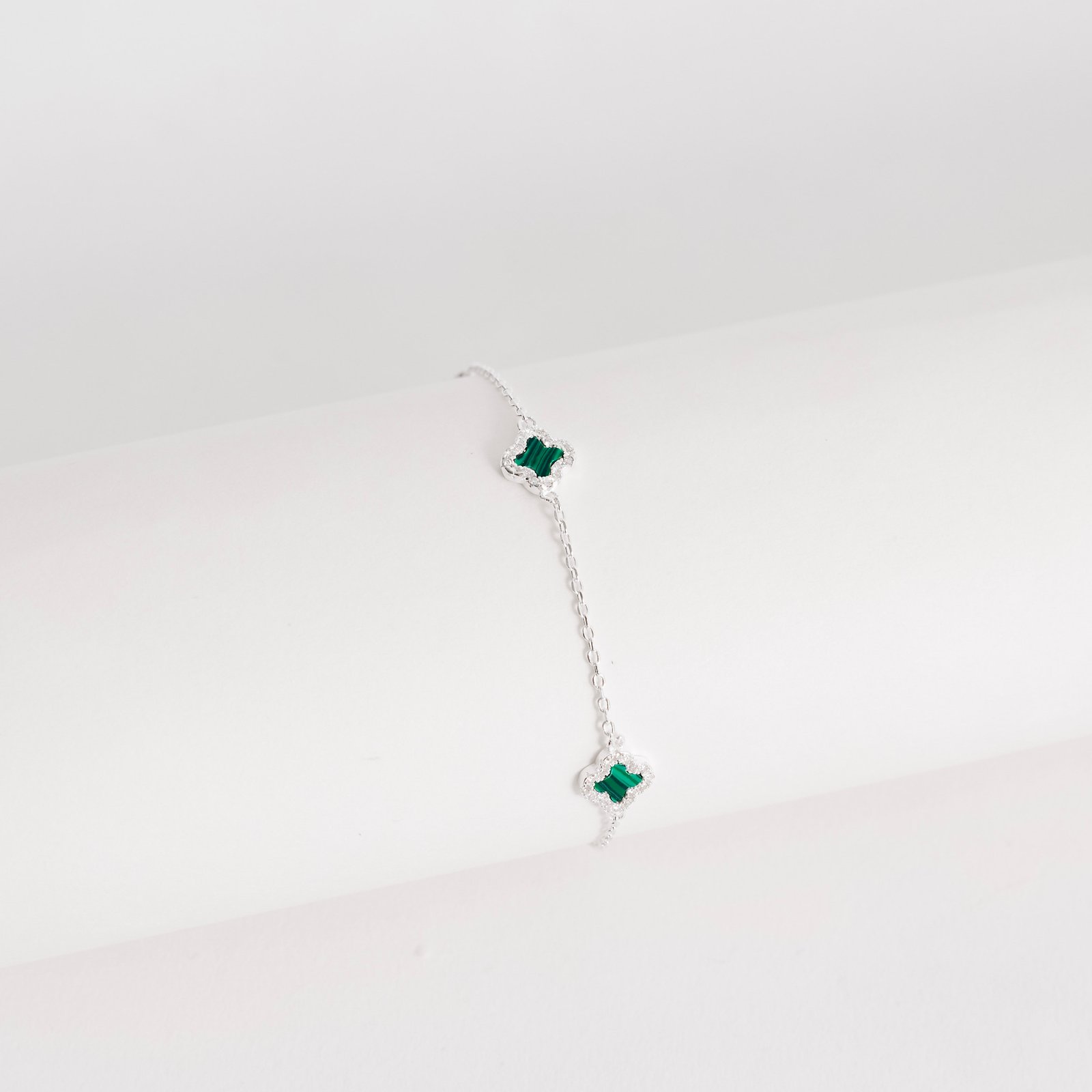 Pulseira entremeios trevos malaquita com cravejado 7mm