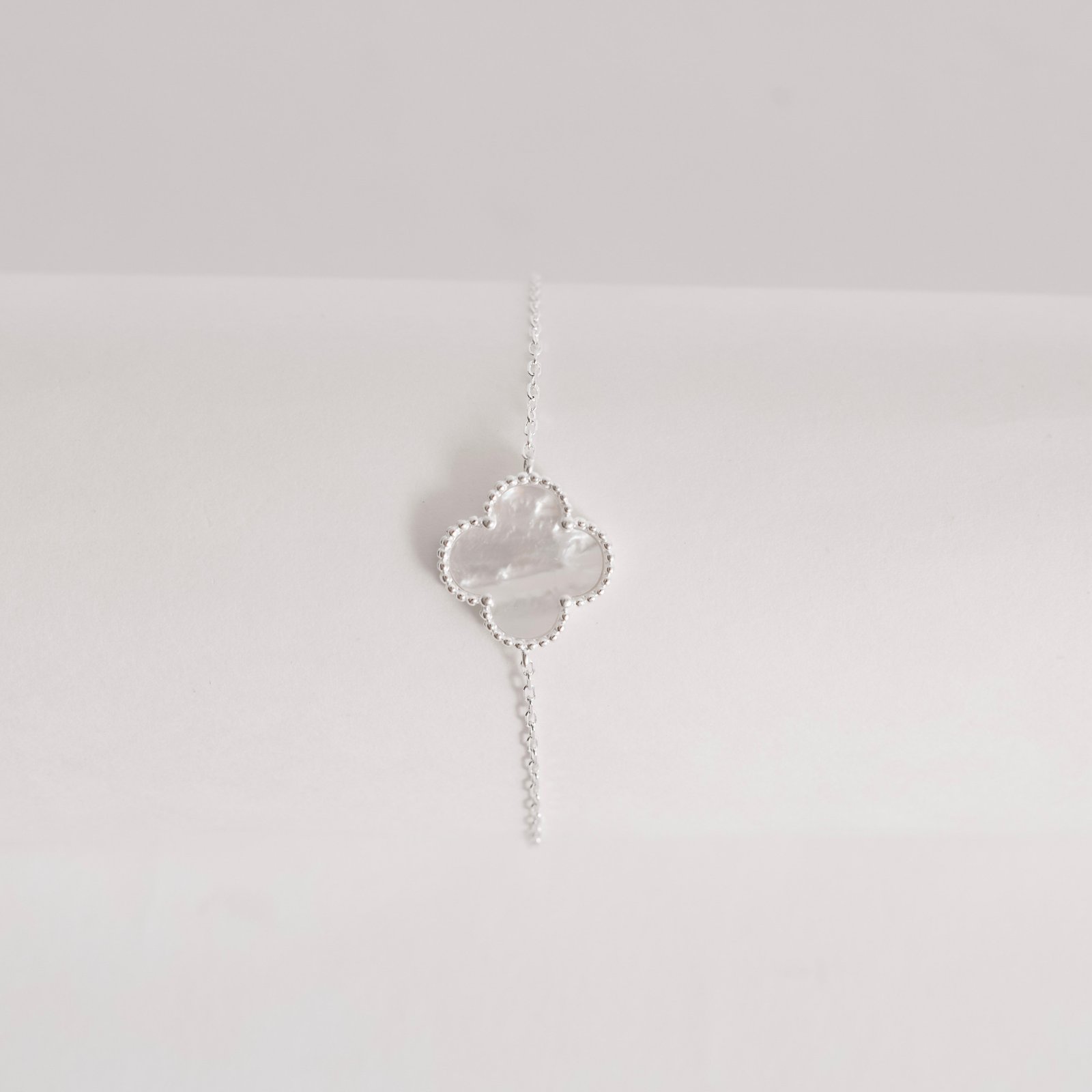 Pulseira entremeio trevo madrepérola com bolinhas 14mm
