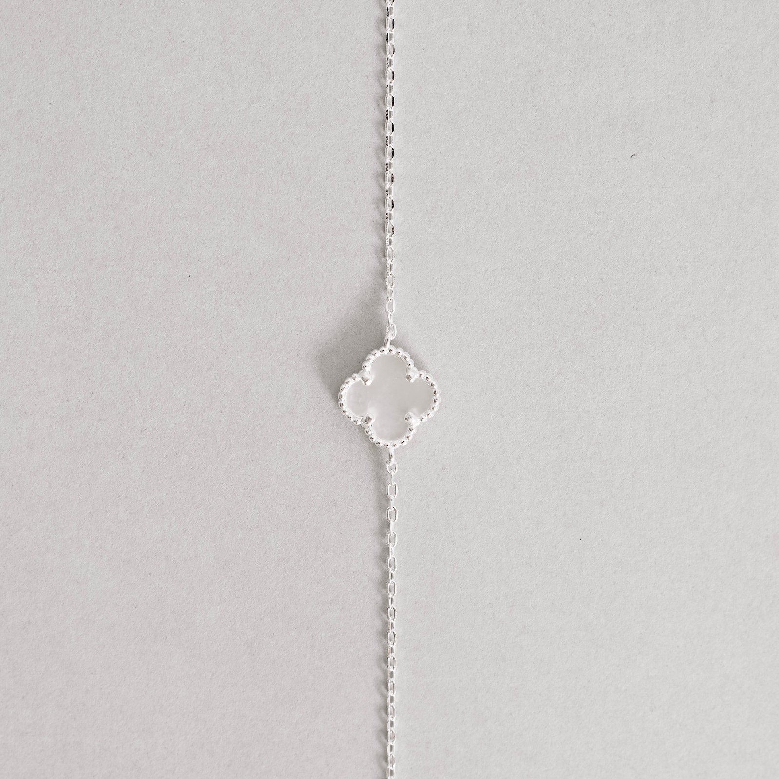 Pulseira entremeio trevo madrepérola 10mm com bolinhas