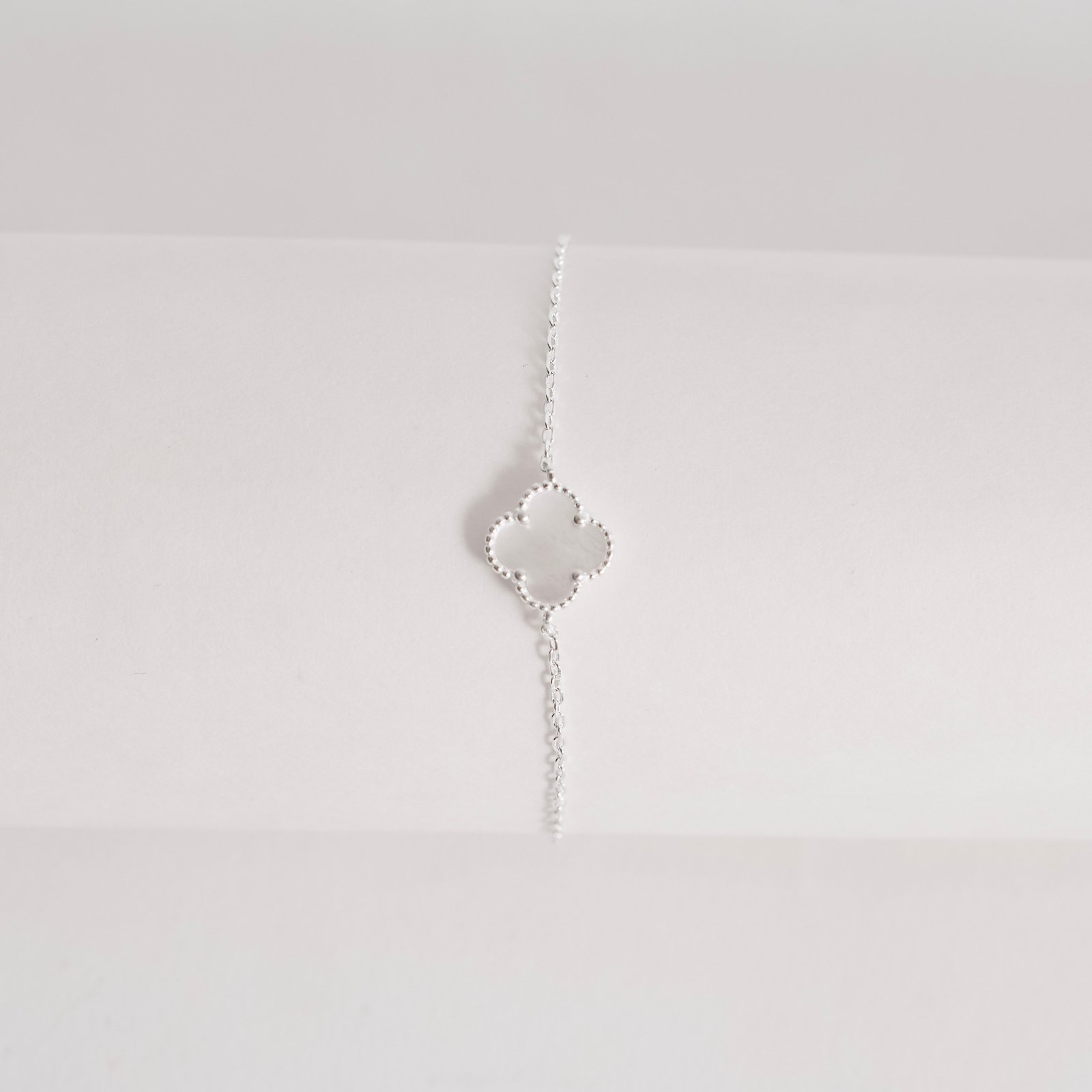 Pulseira entremeio trevo madrepérola 10mm com bolinhas