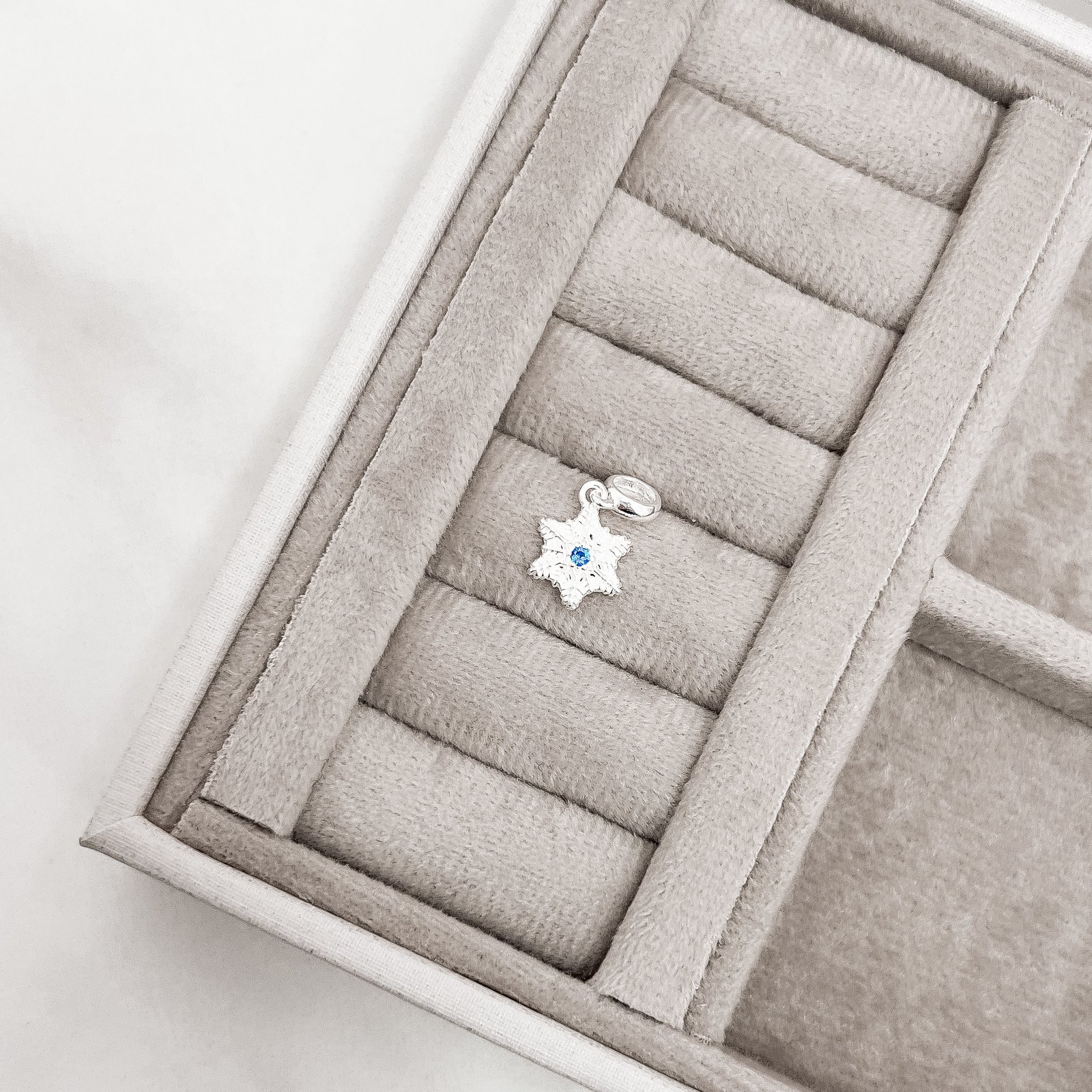 Berloque pingente floco de neve detalhe zircônia azul 11mm