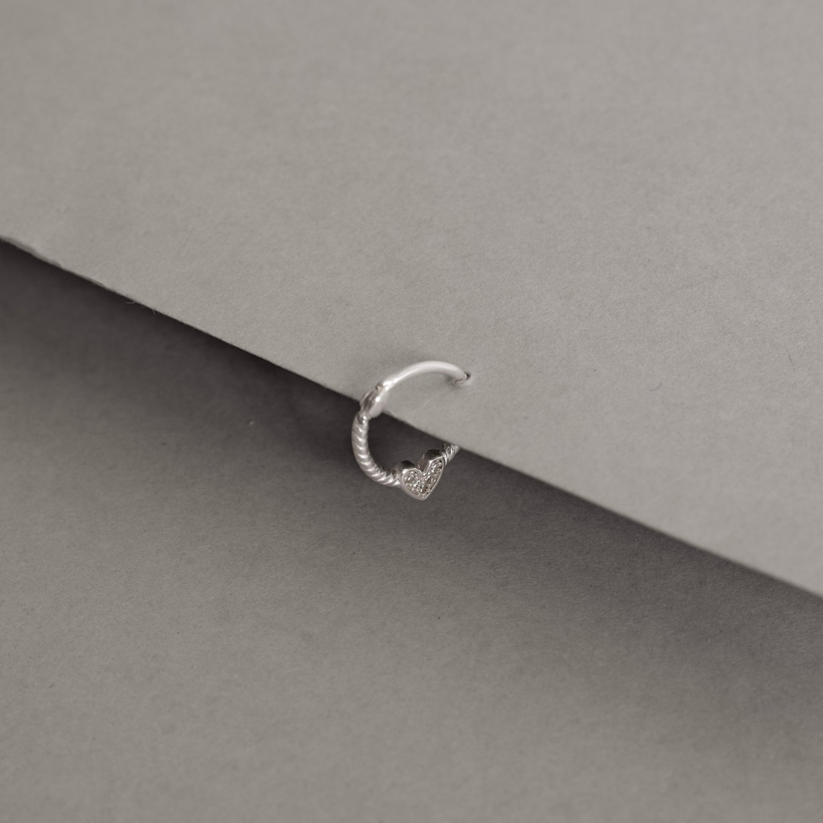 Piercing argola torcida trava com coração cravejado 13mm orelha direita