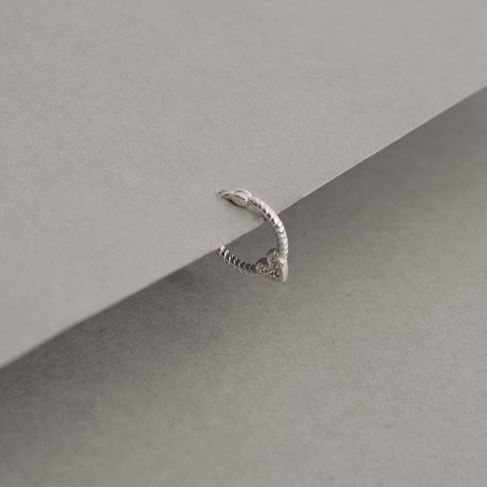 Piercing argola torcida trava com coração cravejado 13mm orelha esquerda