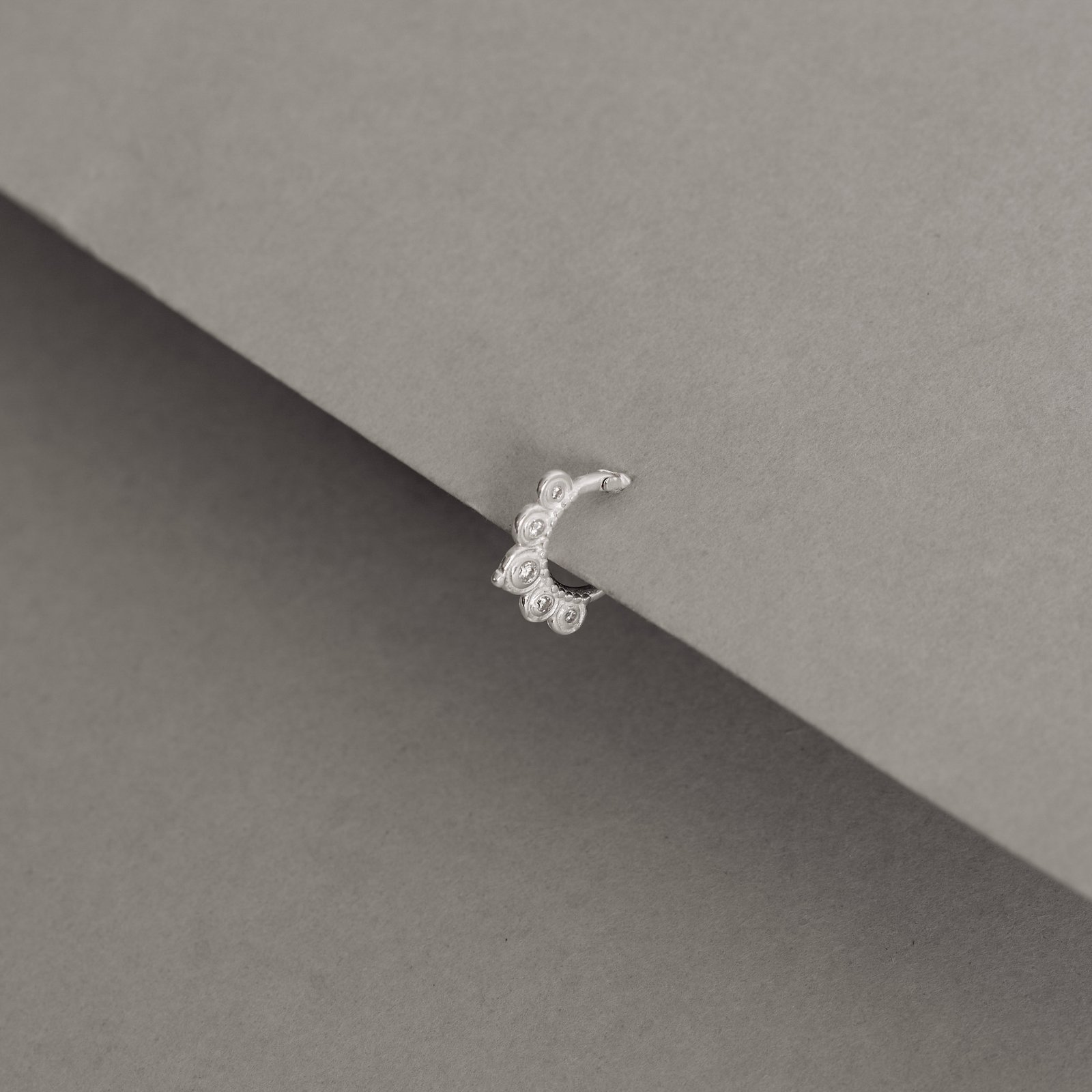 Piercing argola rendada zircônias 7mm trava orelha direita