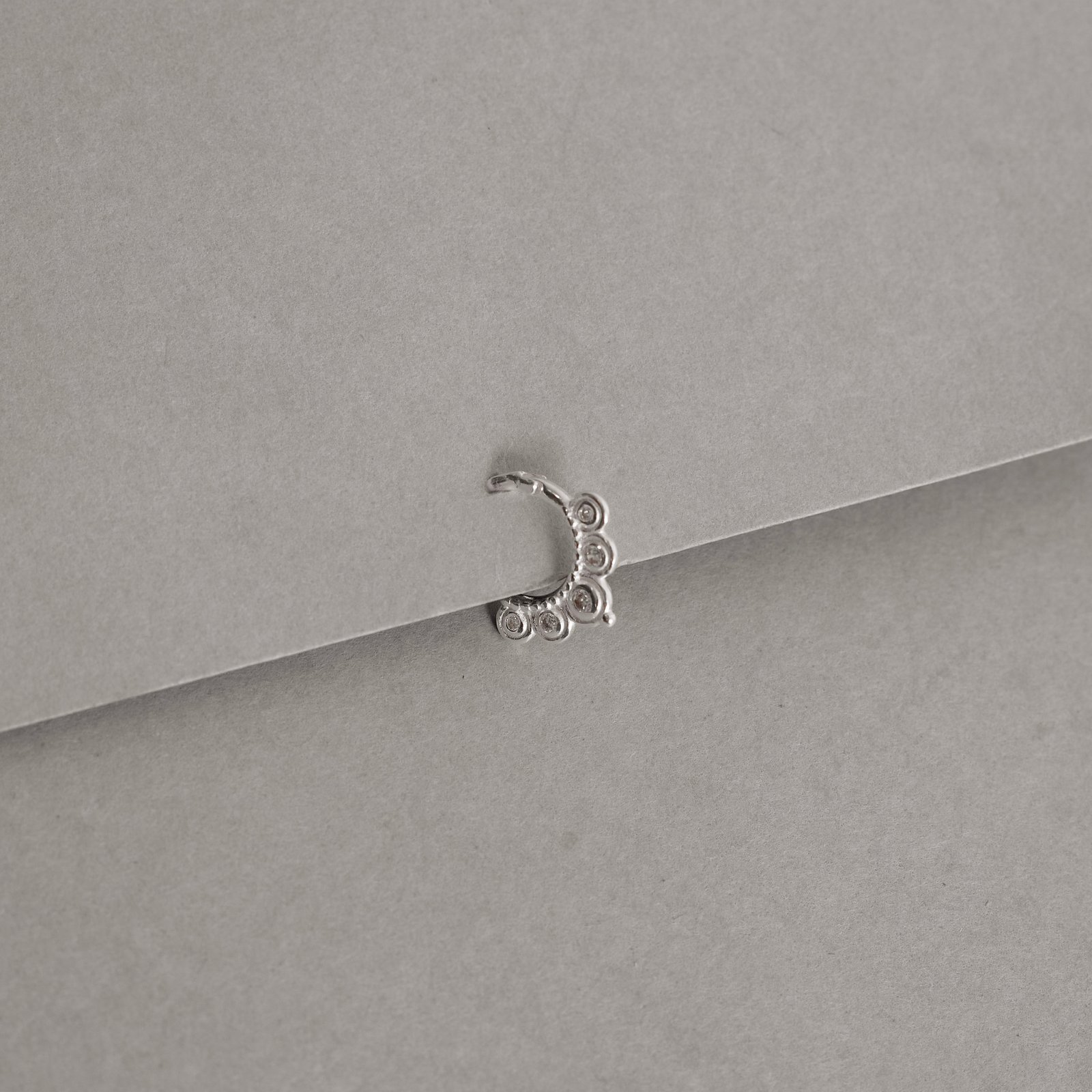 Piercing argola rendada zircônias 7mm trava orelha esquerda