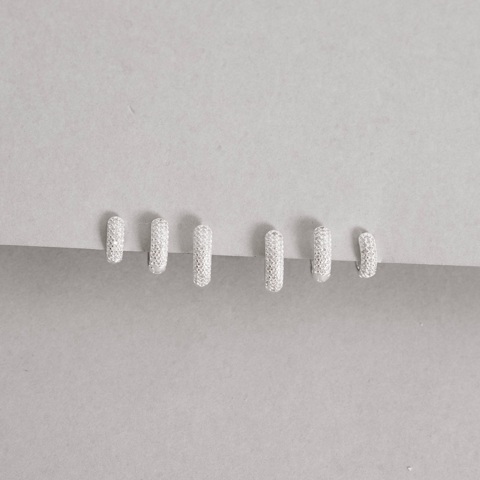 Trio argolas click 9, 11 e 13mm cravejada detalhe geométrico