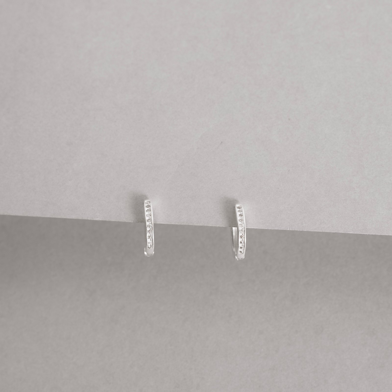 Argola click 12mm cravejada fio quadrado