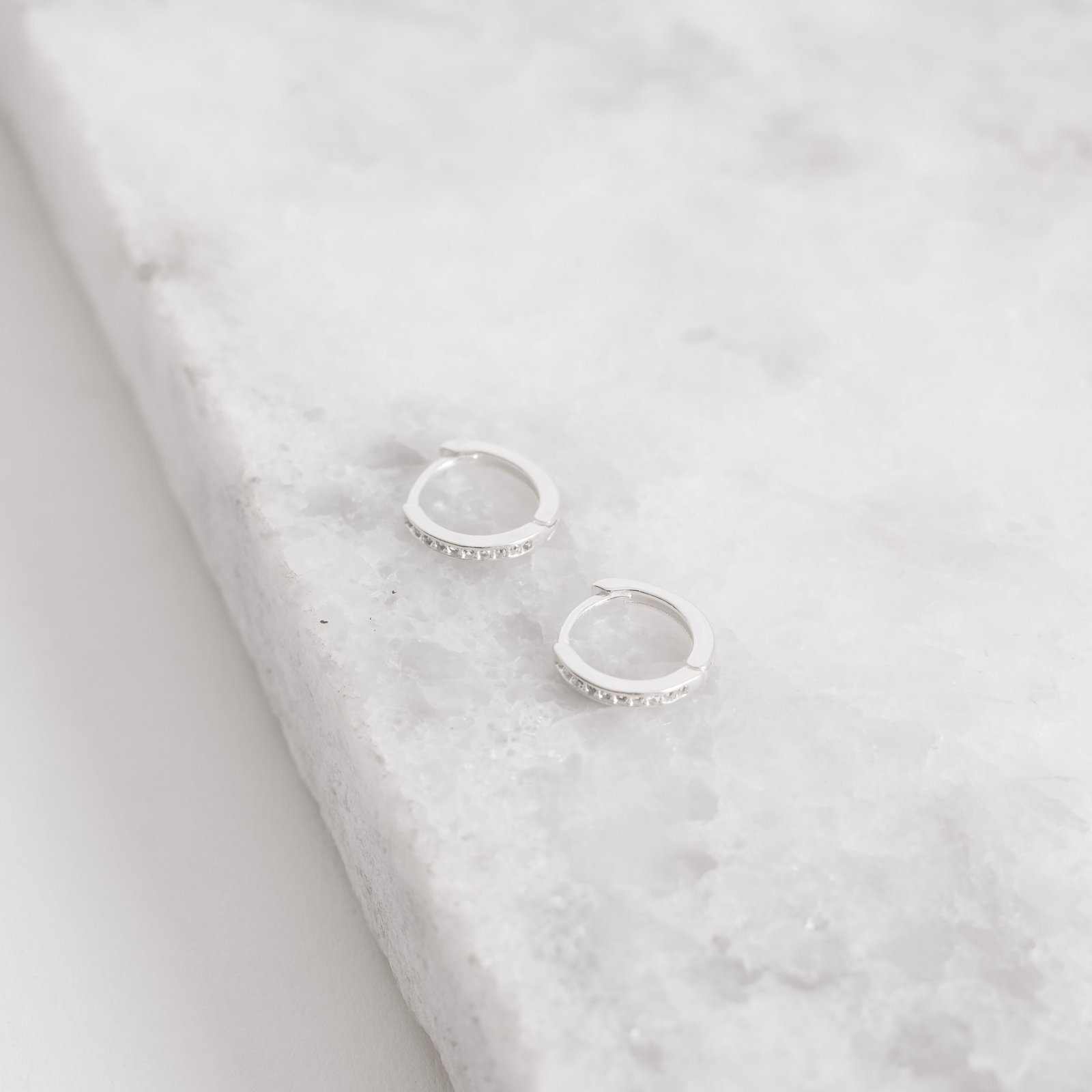Argola click 12mm cravejada fio quadrado